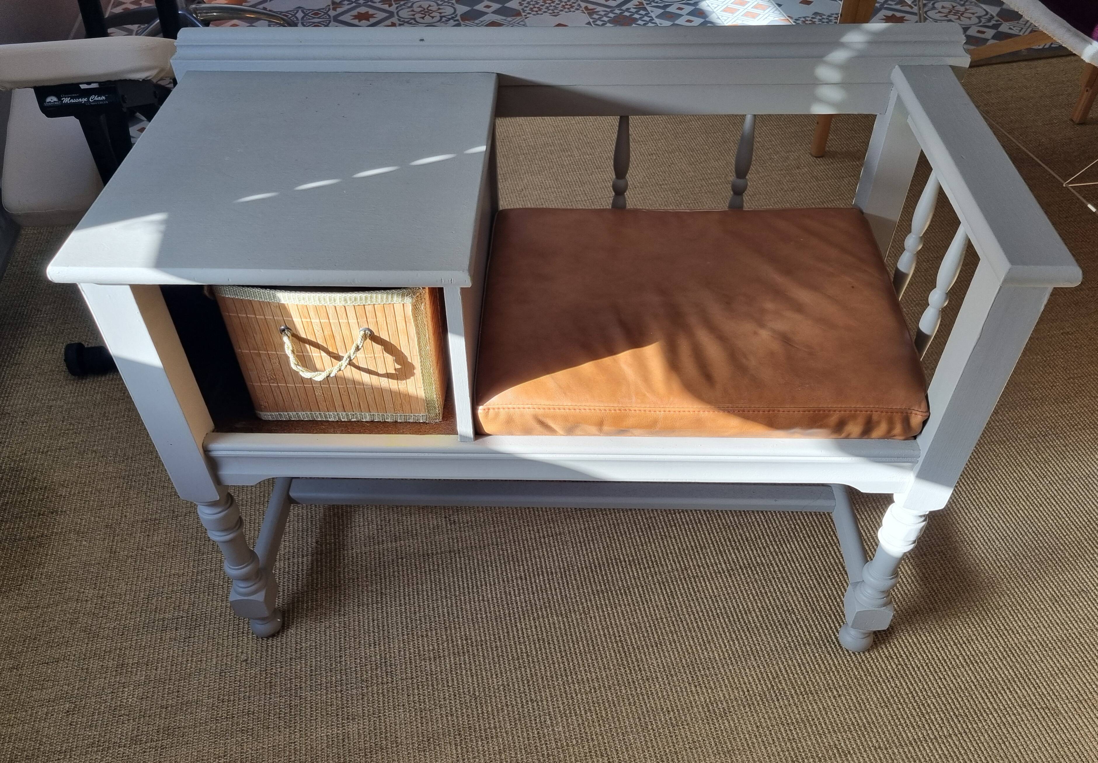 Banc téléphone et son siège cuir camel