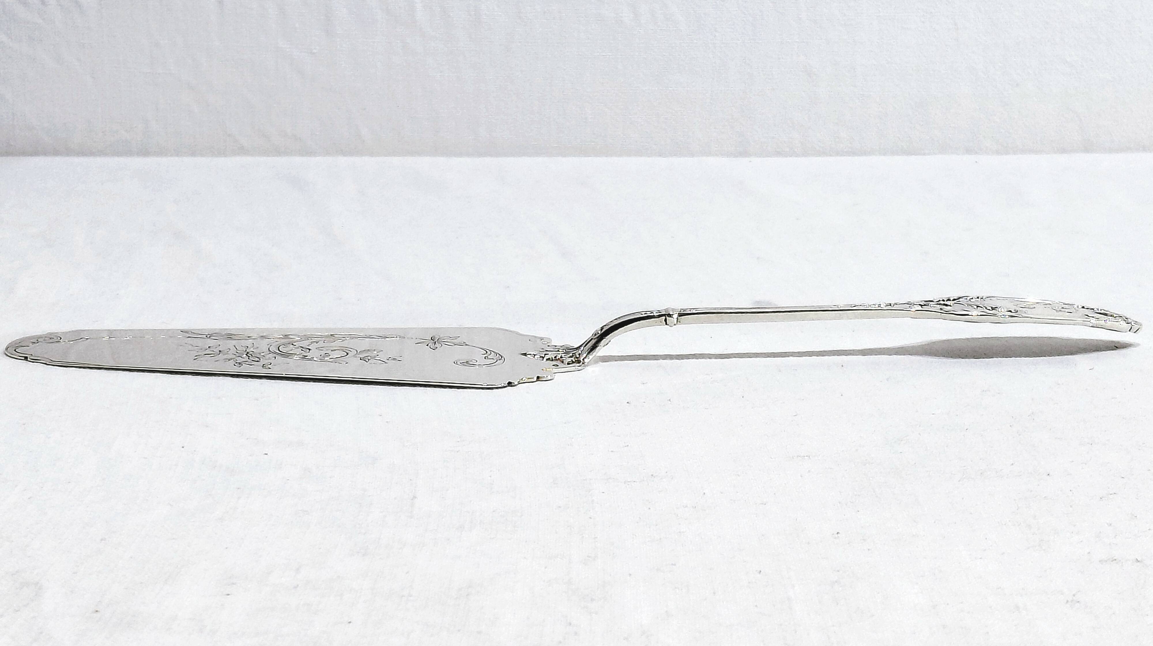Silver pie server