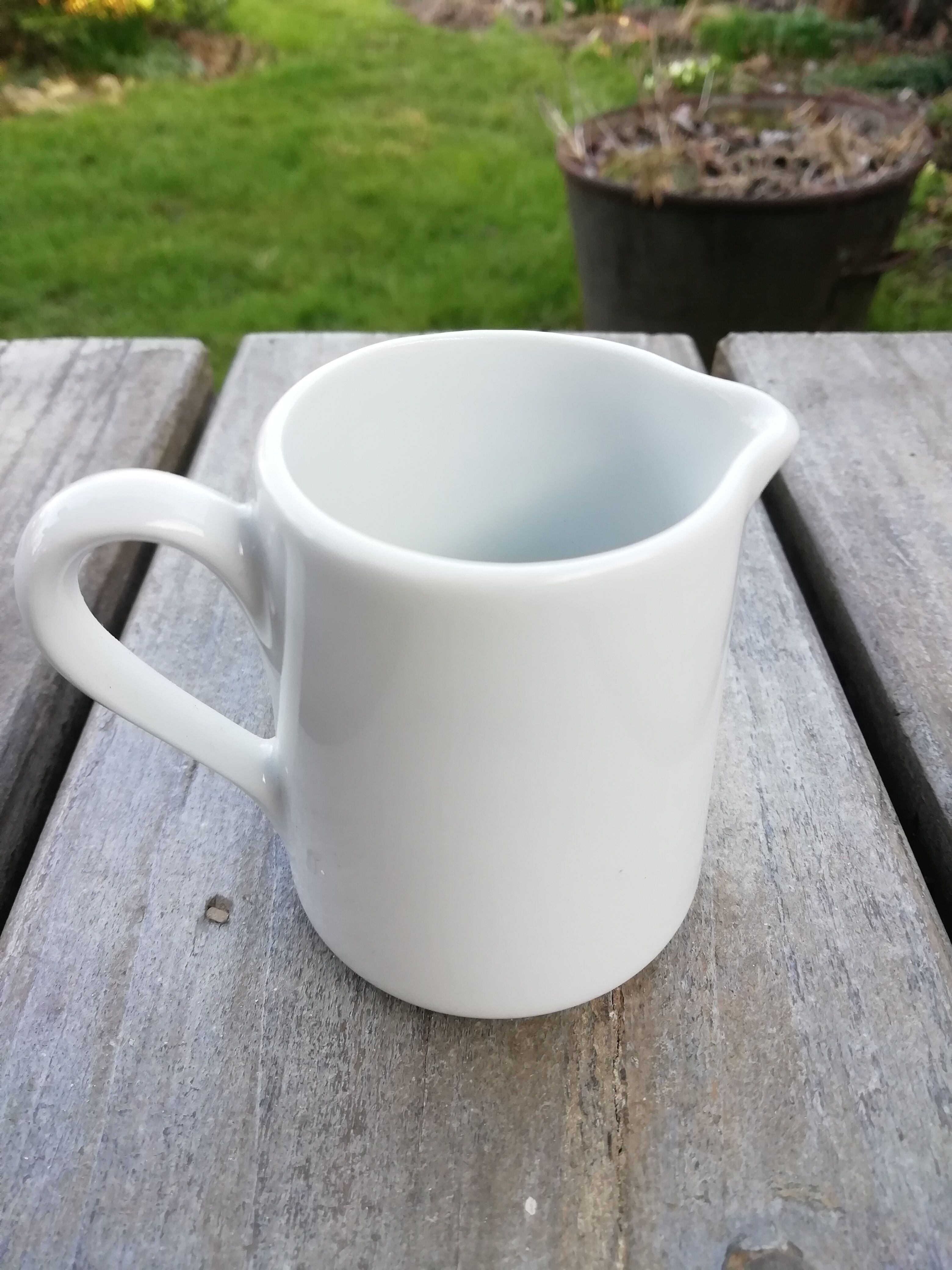 Trio of milk pot in white porcelain