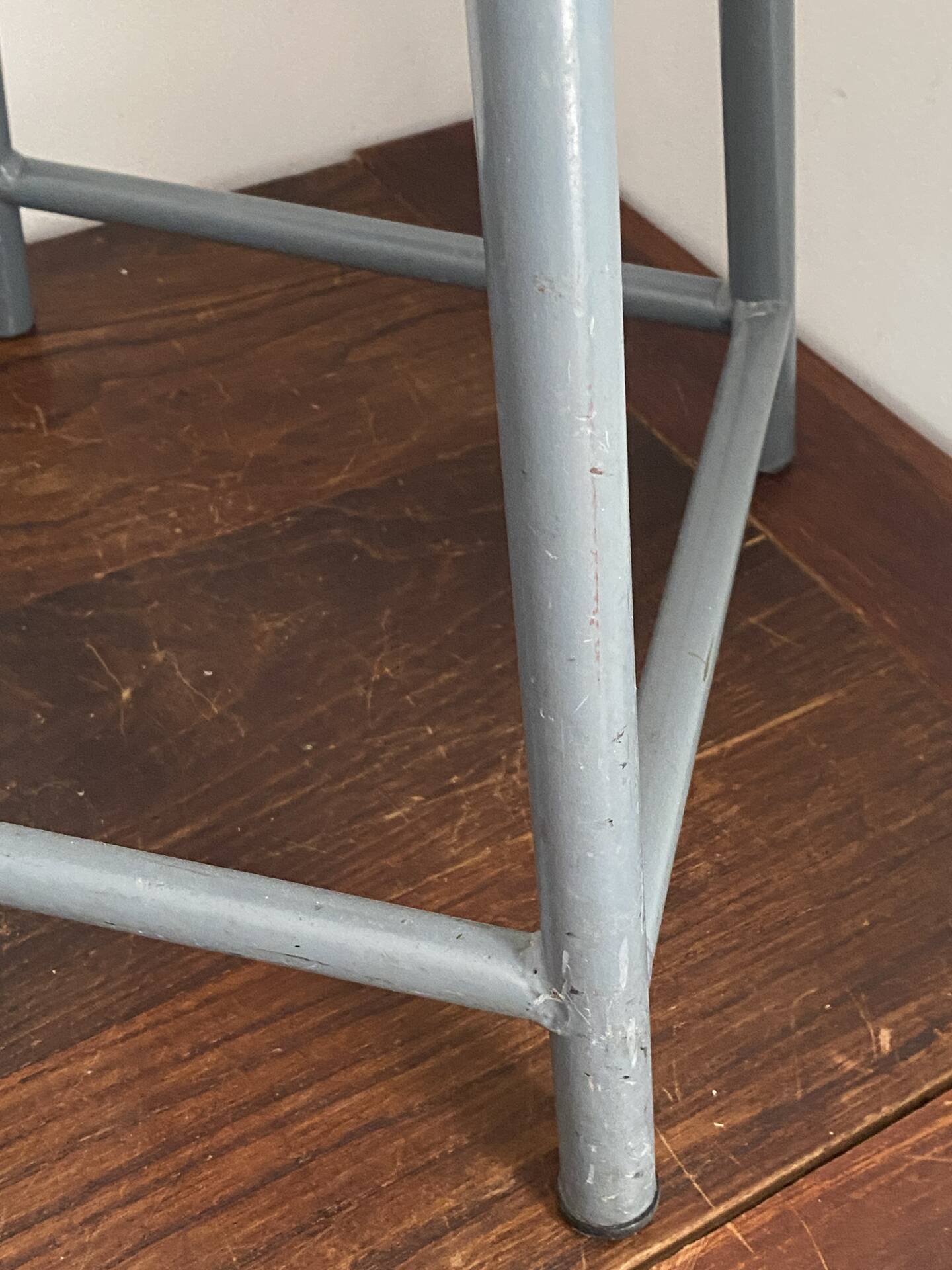 Tabouret d'atelier en métal et bois réglable en hauteur