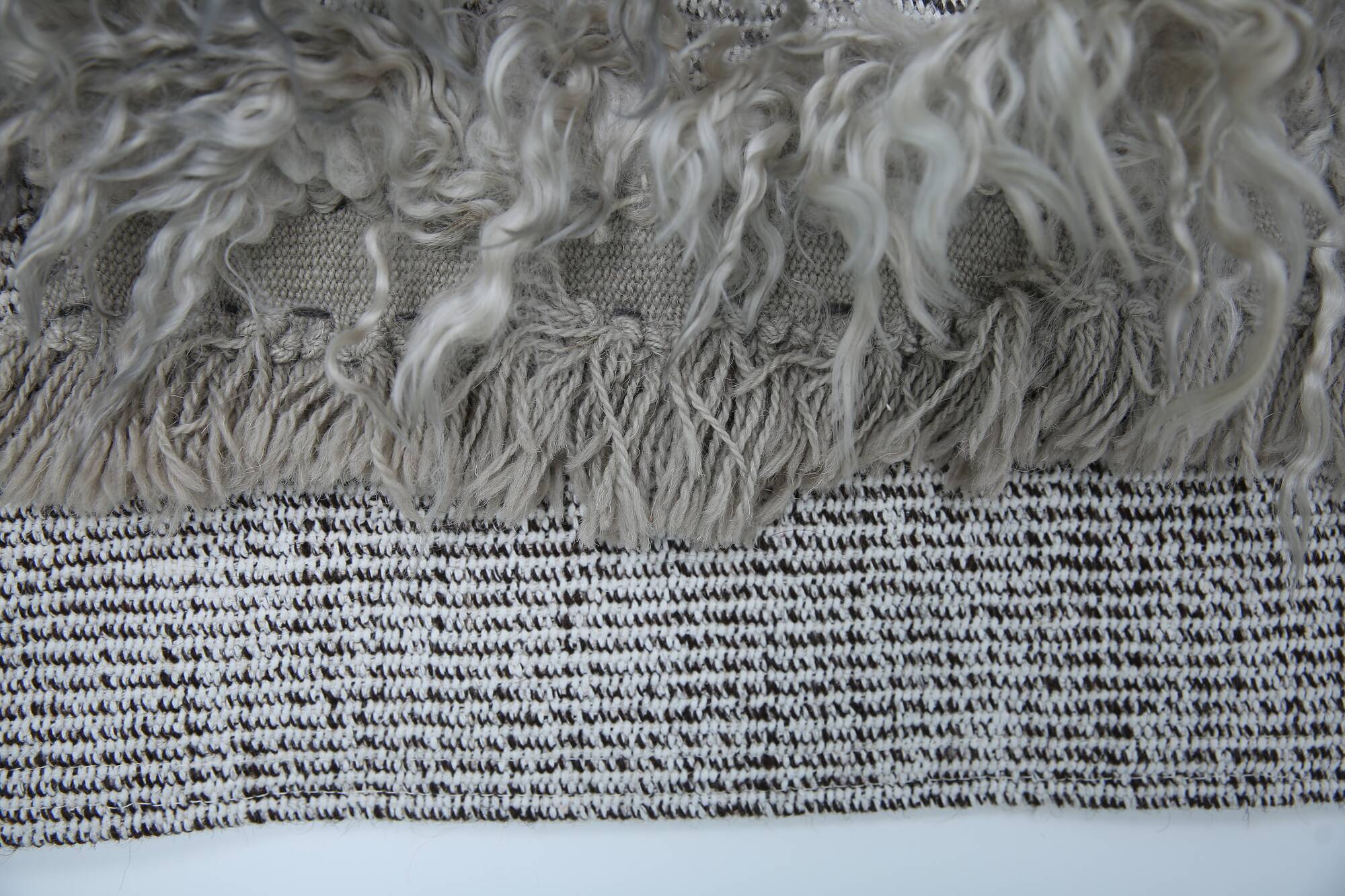 Tapis Mural Vintage Texturé en Laine Naturelle – Tons Gris & Crème, 90x98
