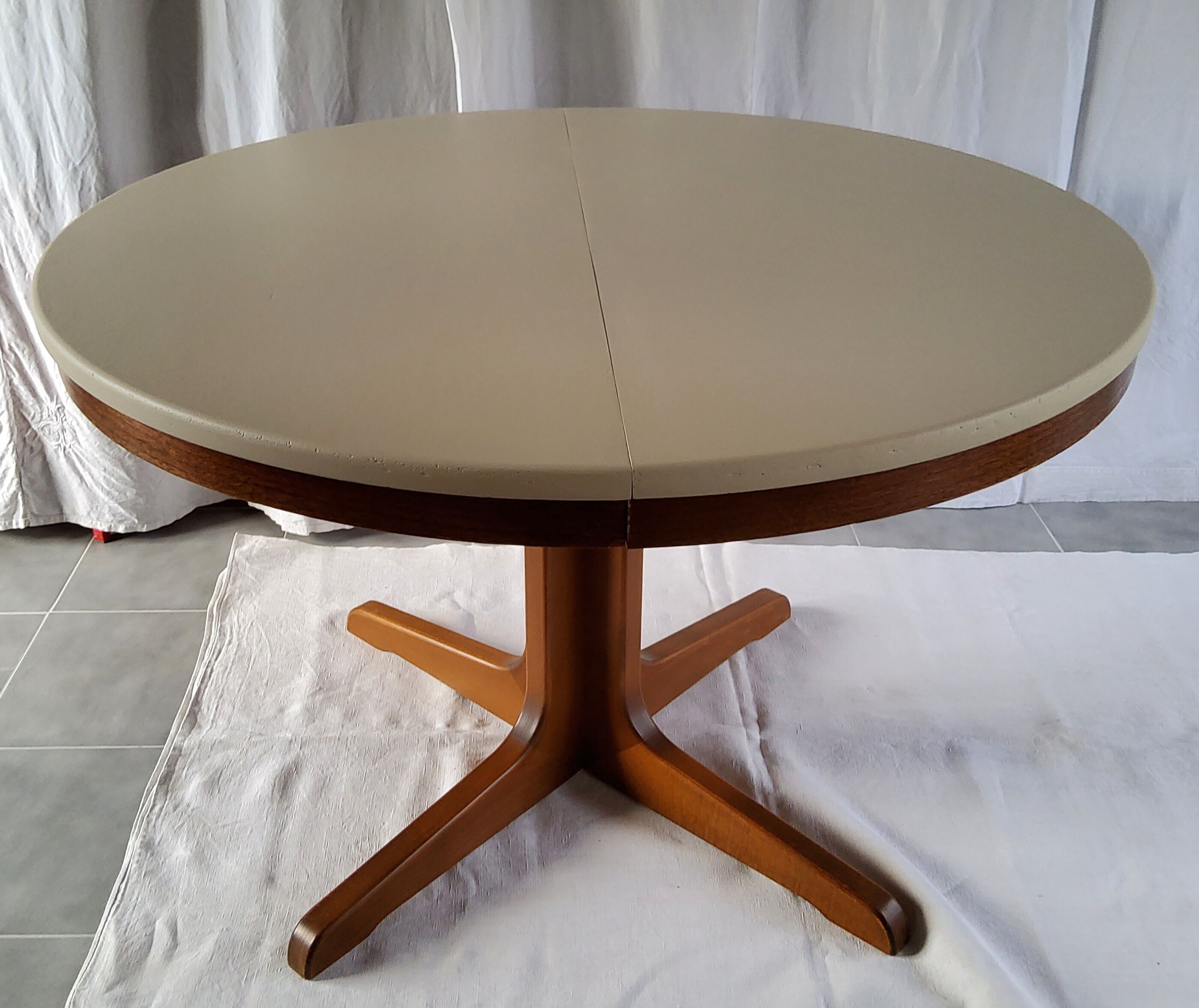 Expandable Roundtable