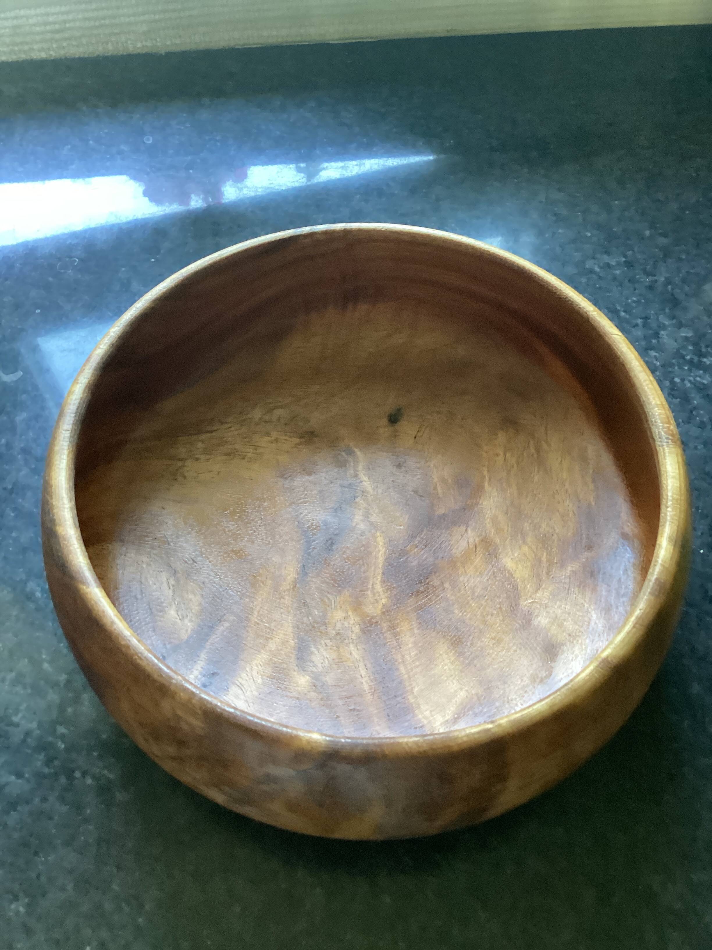 Saladier en bois de olive dimensions : hauteur -11 cm- diamètre -23 cm-