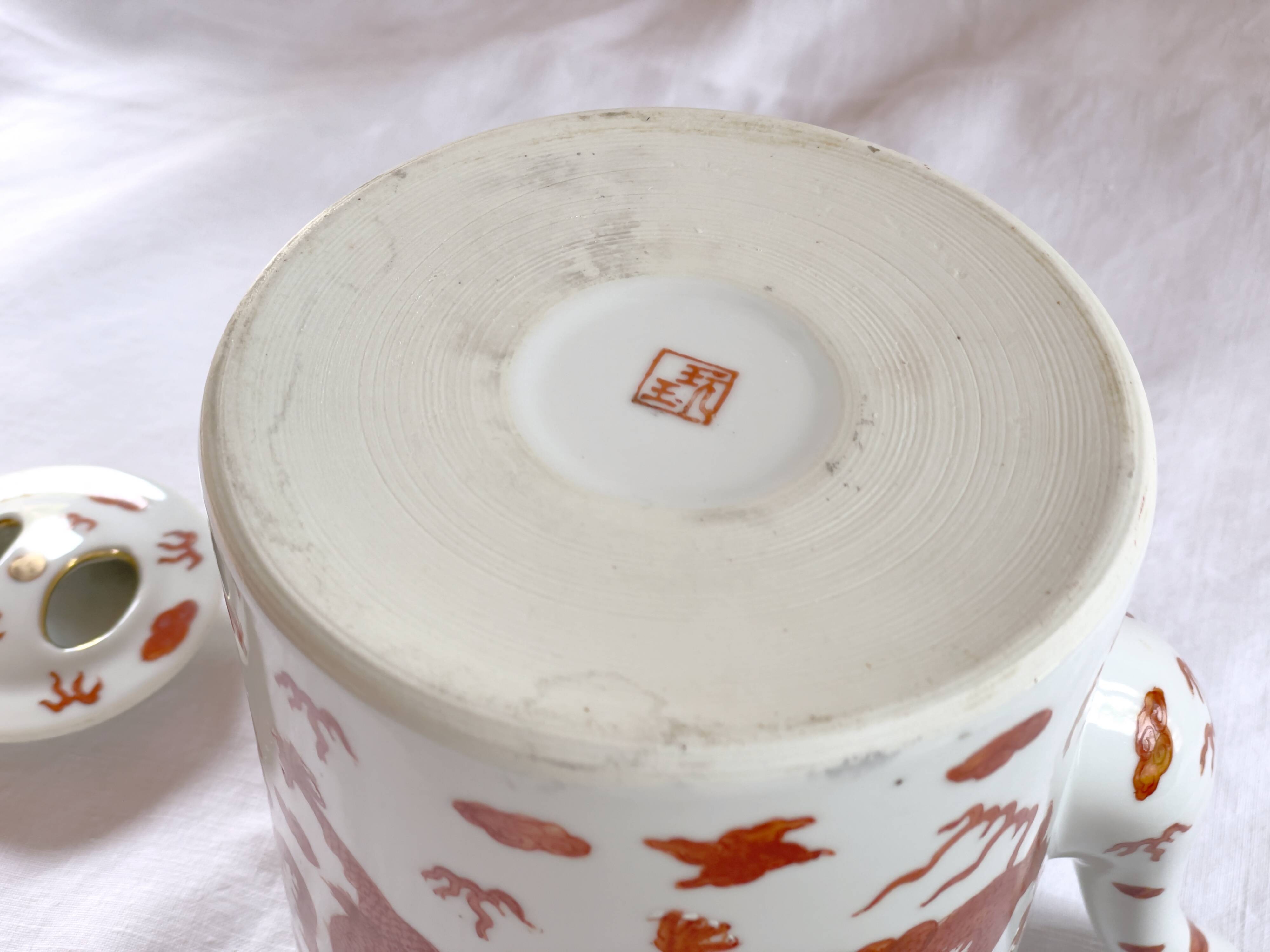 Teapot decorated with 2 dragons Republic 1912-1949 China