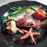Assiette décorative barbotine thème poisson