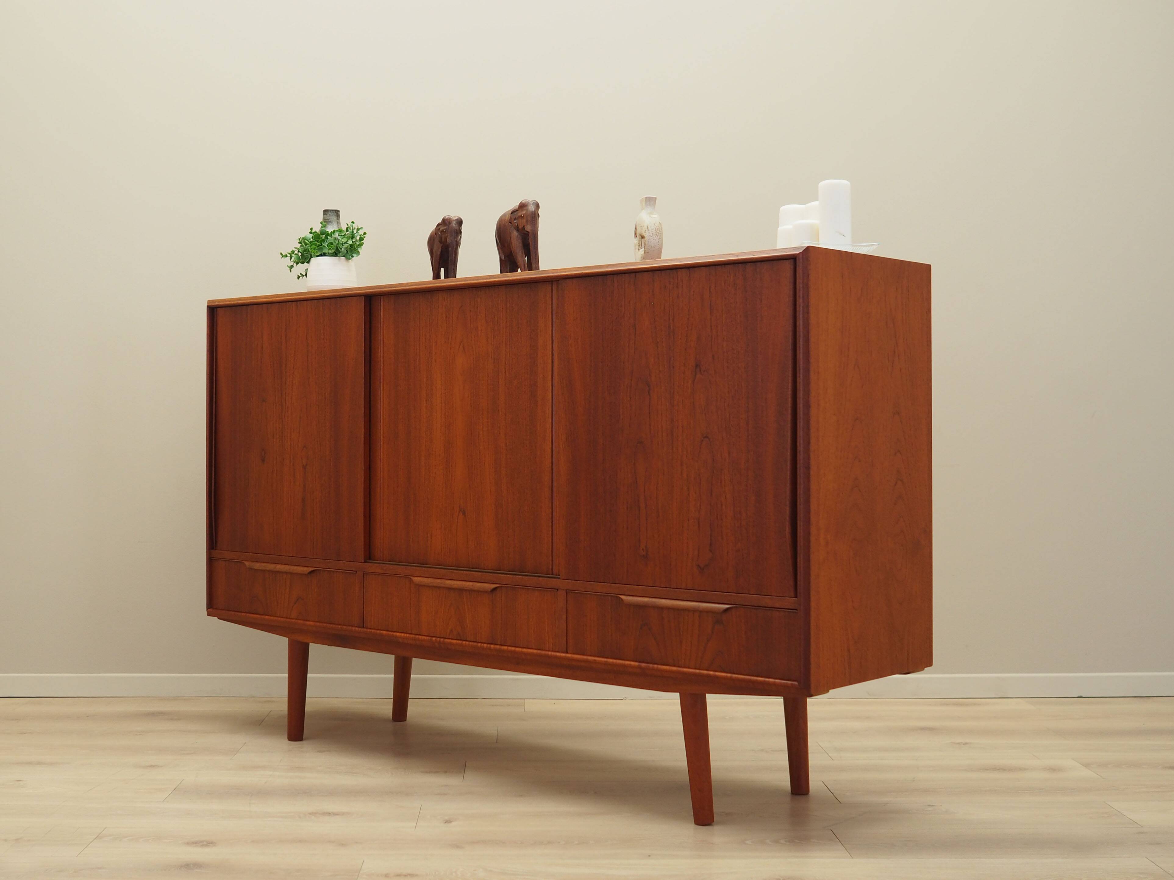 Buffet haut en teck, design danois, années 1970, production : Danemark