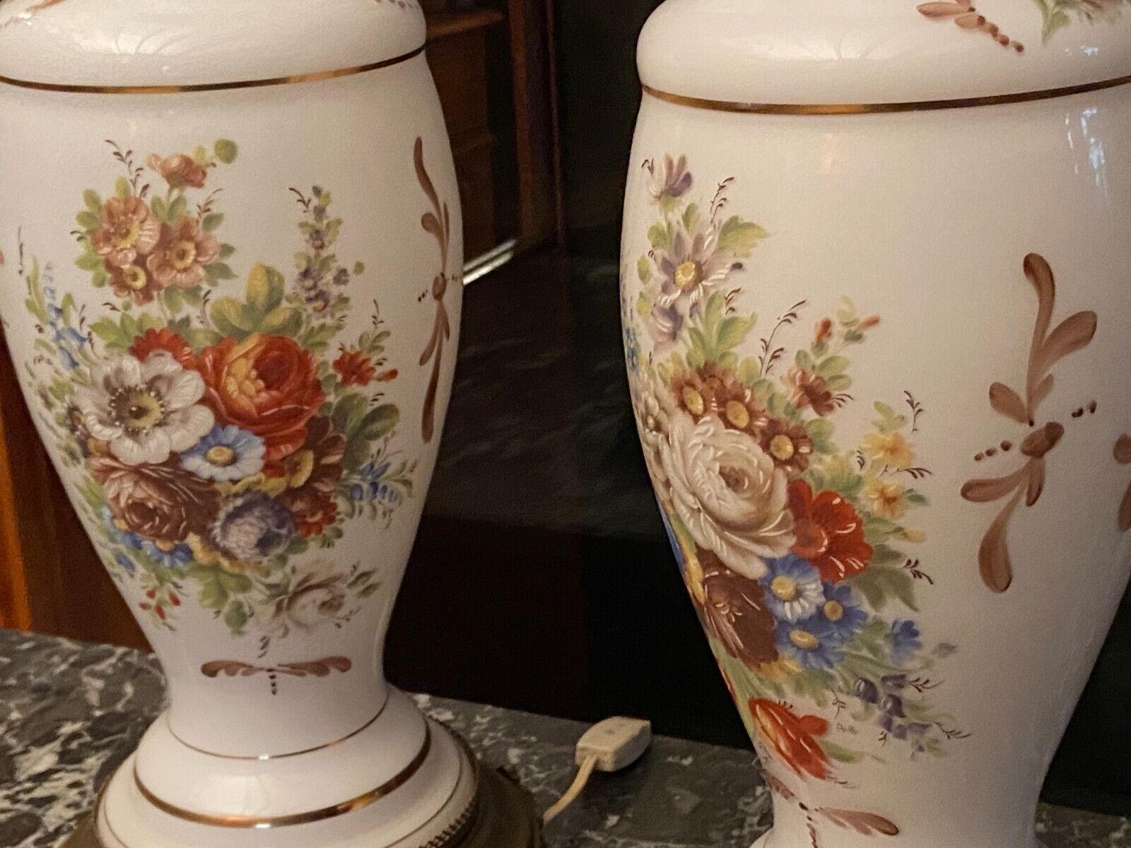 Paire de lampes en opaline blanche à décor floral