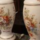 Paire de lampes en opaline blanche à décor floral