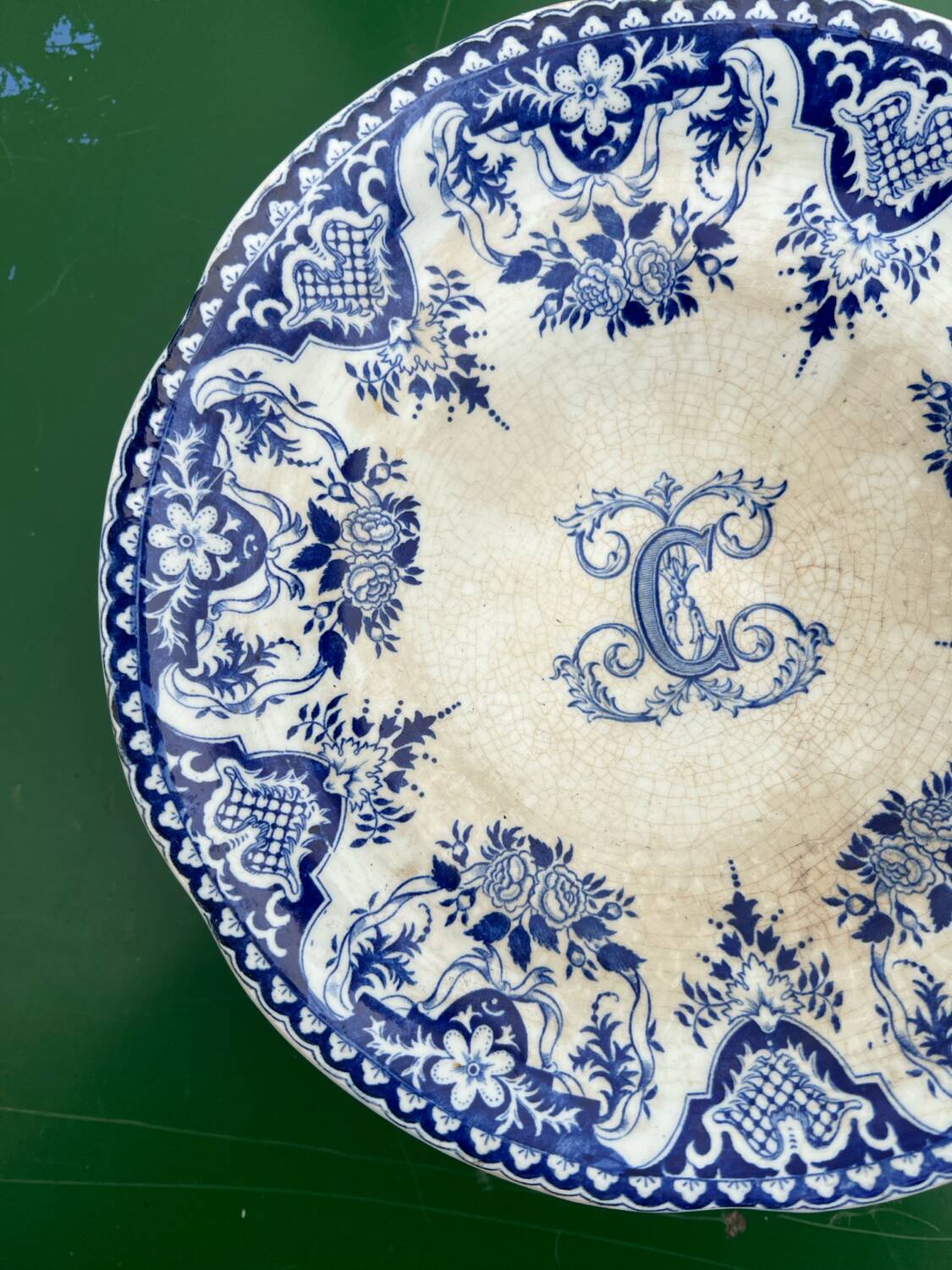 Gien - coupe sur piédouche - monogramme C