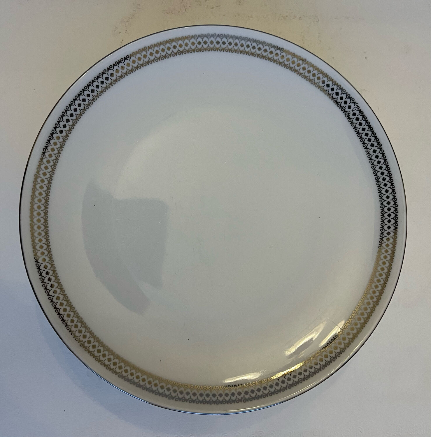6 flat white porcelain plates