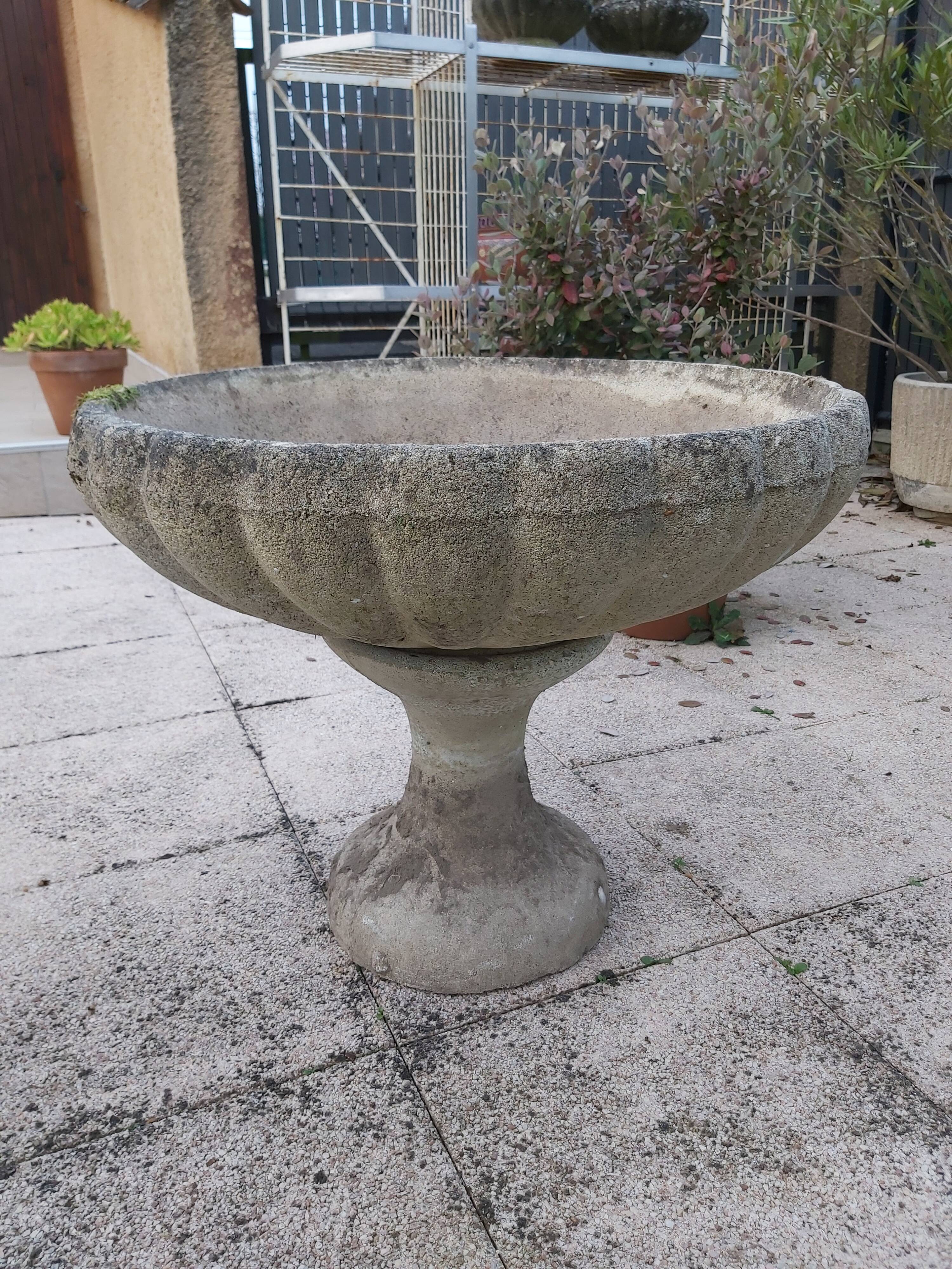 Jardinière sur pied en ciment