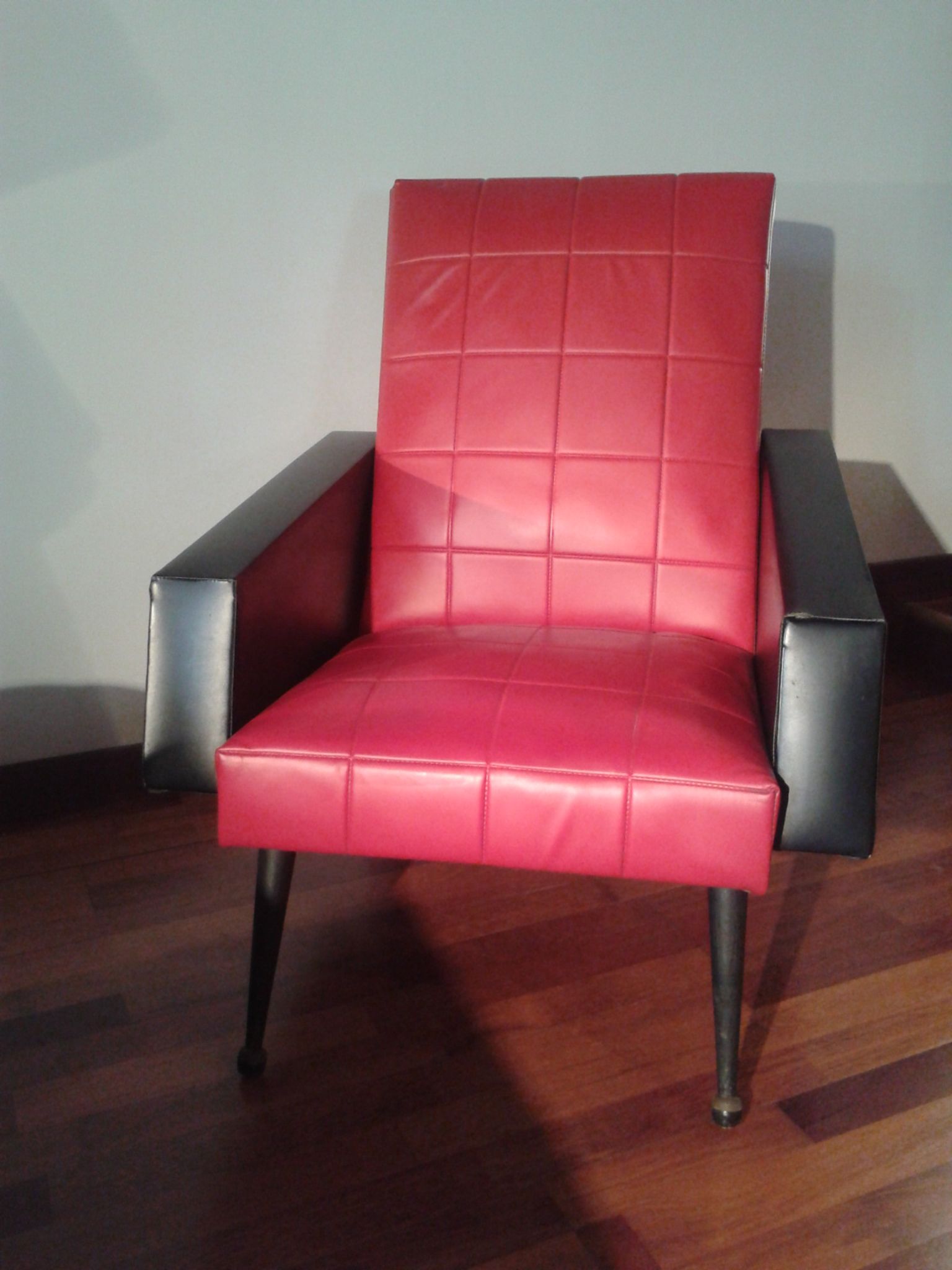 Paire de fauteuils vintage en skaï rouge et noir