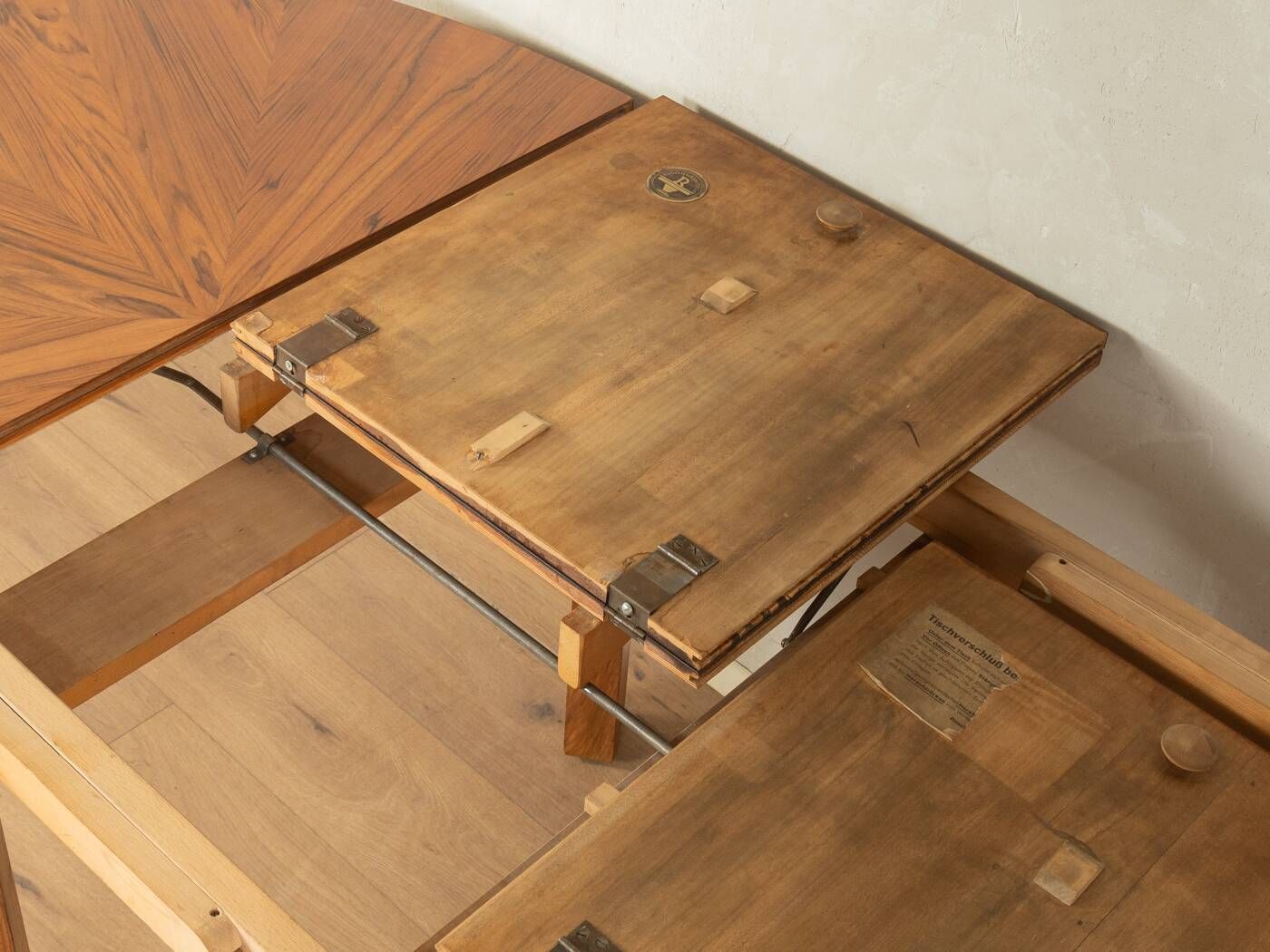 Elegant extendable dining table by Ruscheweyh, 1930s, walnut