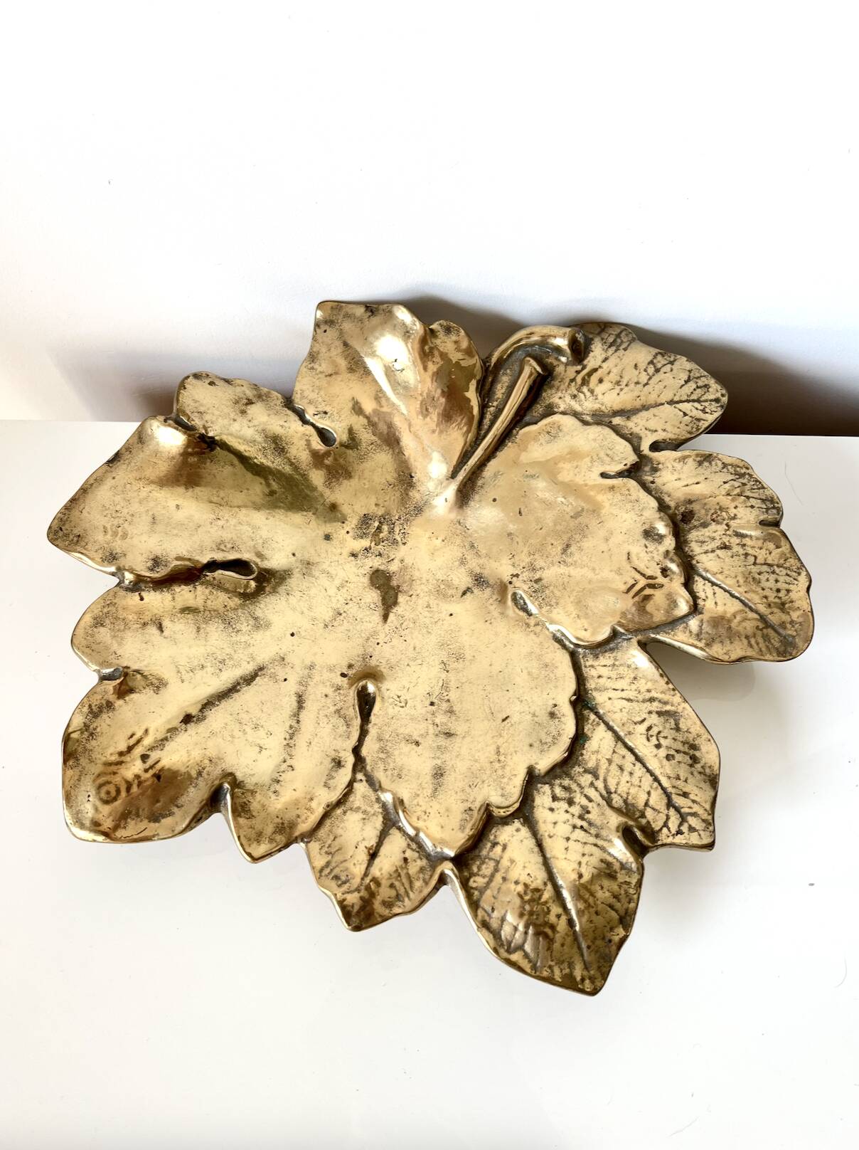 Decorative leaf-shaped dish – Gilt bronze – Early 20th century