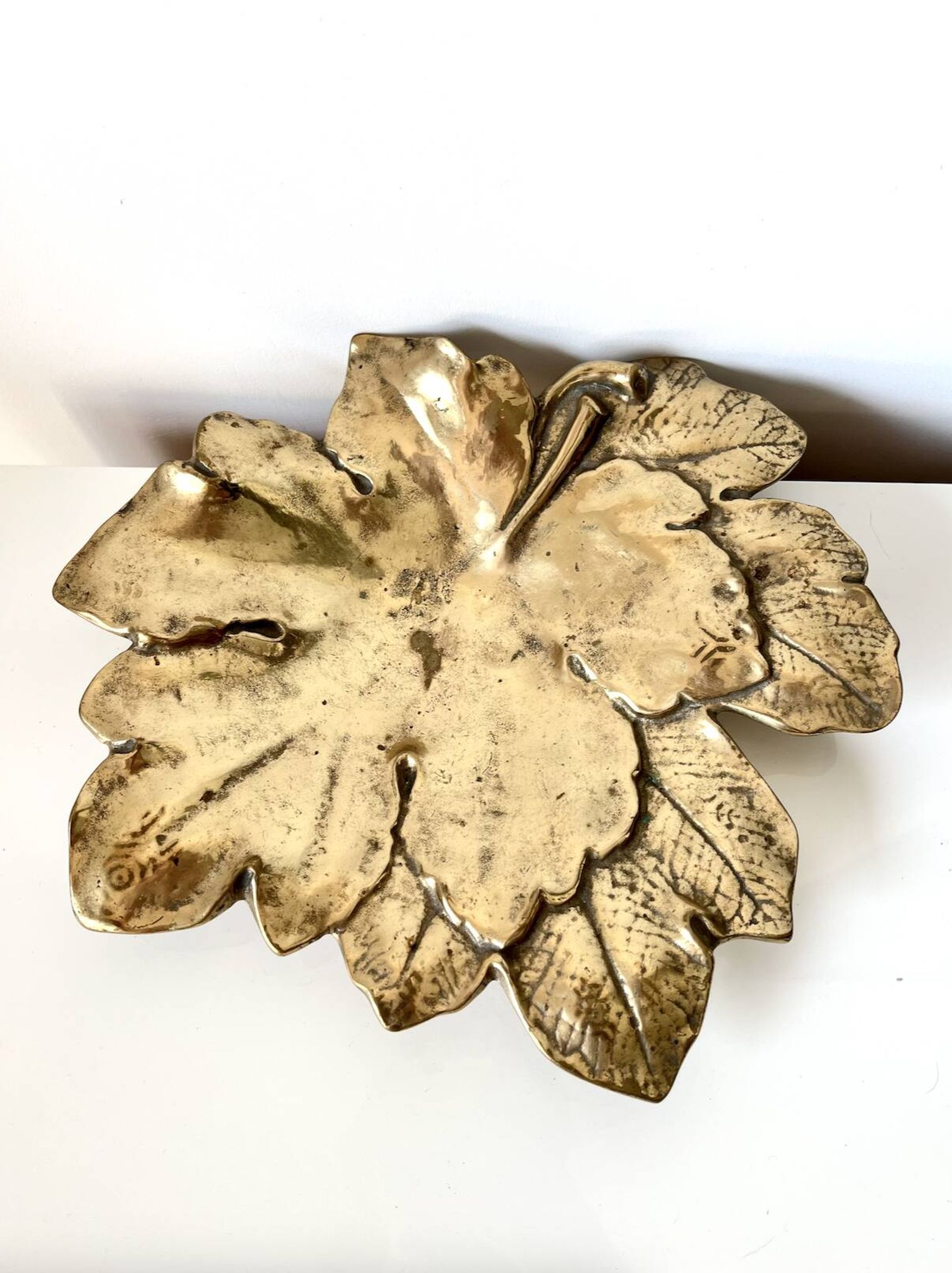 Plat décoratif en forme de feuille – Bronze doré – Début XXᵉ siècle