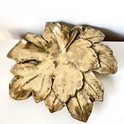 Plat décoratif en forme de feuille – Bronze doré – Début XXᵉ siècle