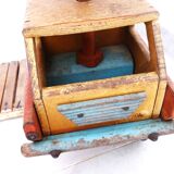 Jouet, camion décoratif en bois peint, début XXème