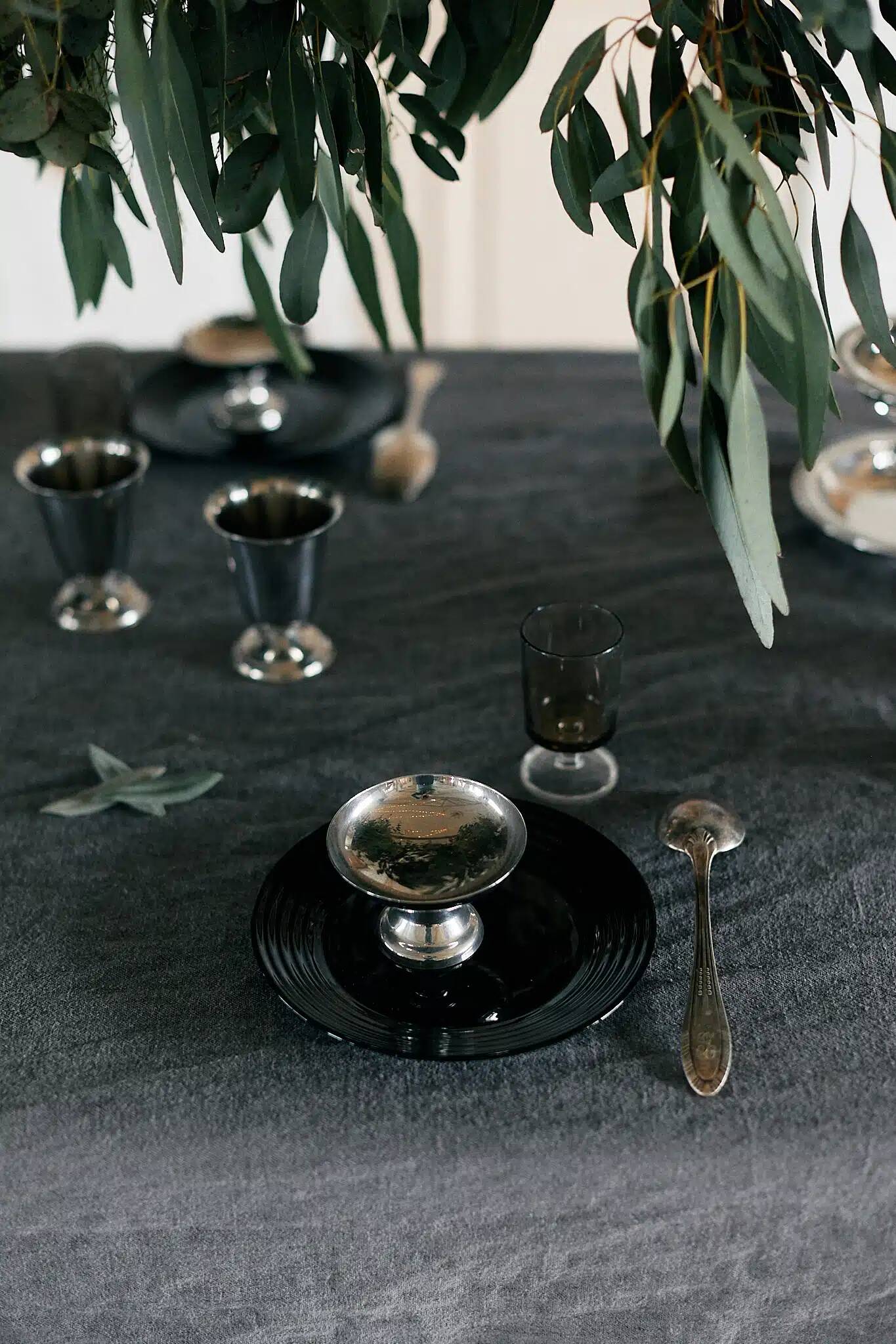 Set of 6 black glass plates "aechmea"