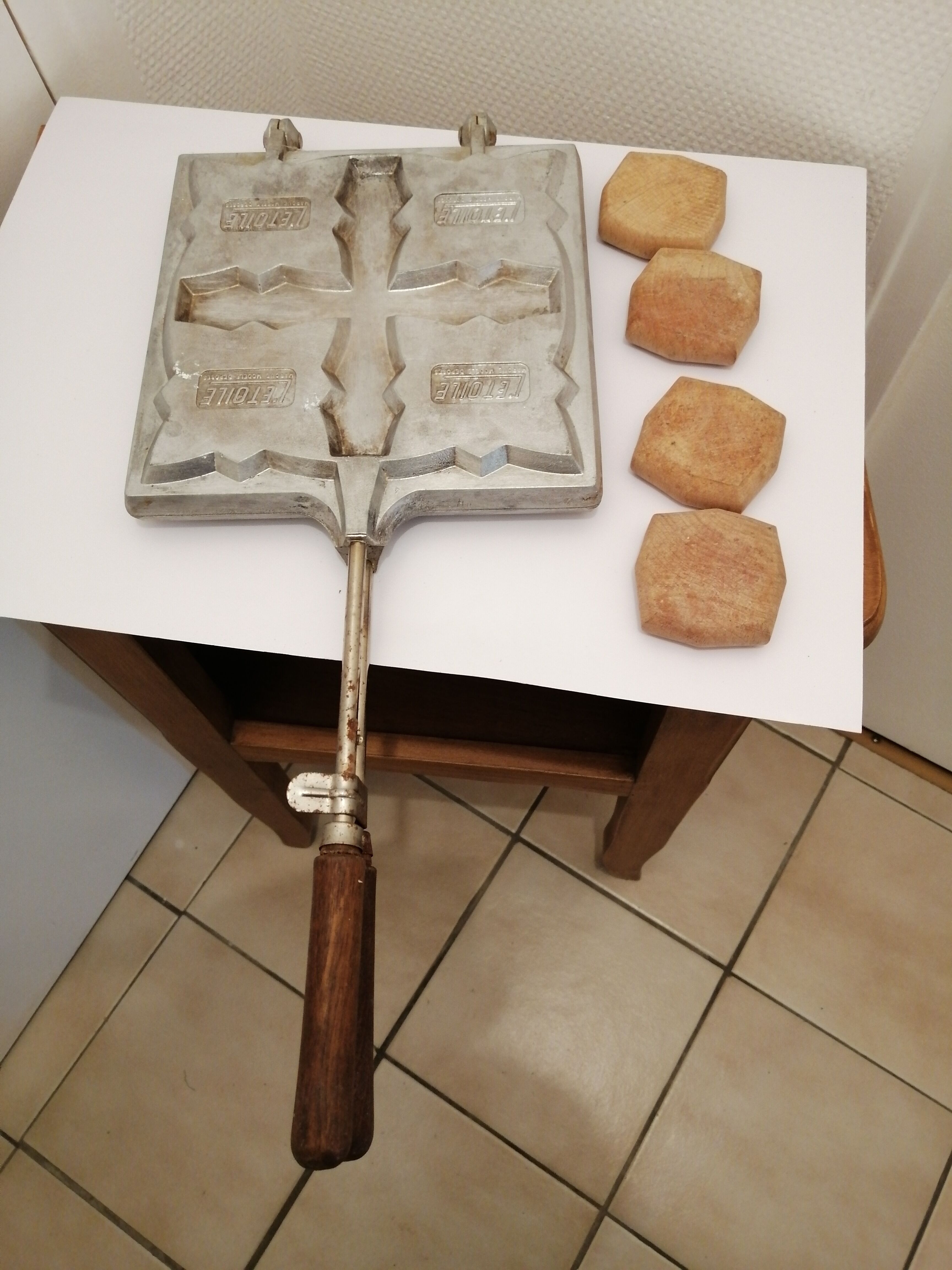 Vintage aluminum croque-monsieurs apparatus