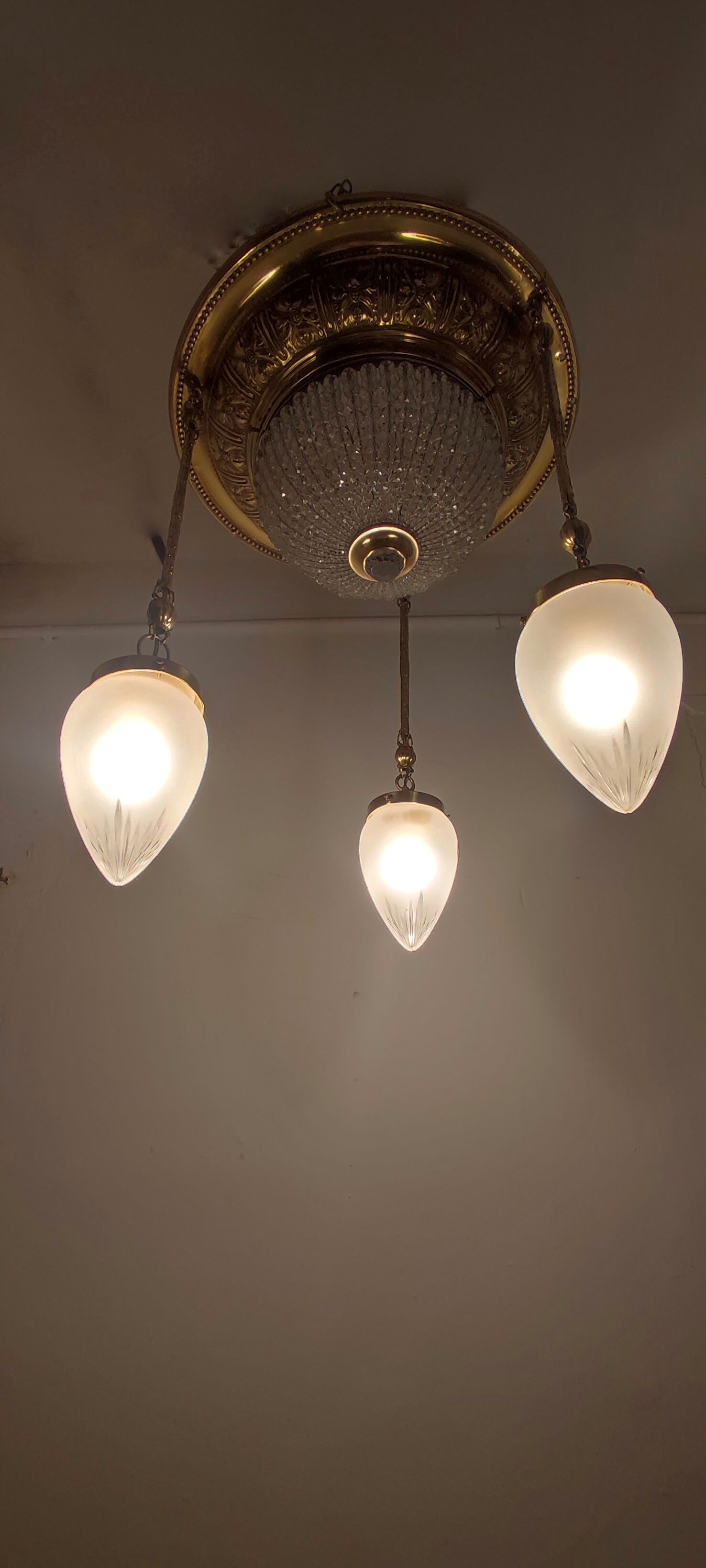 Plafonnier moderniste en laiton et verre, Tchécoslovaquie, années 1900.