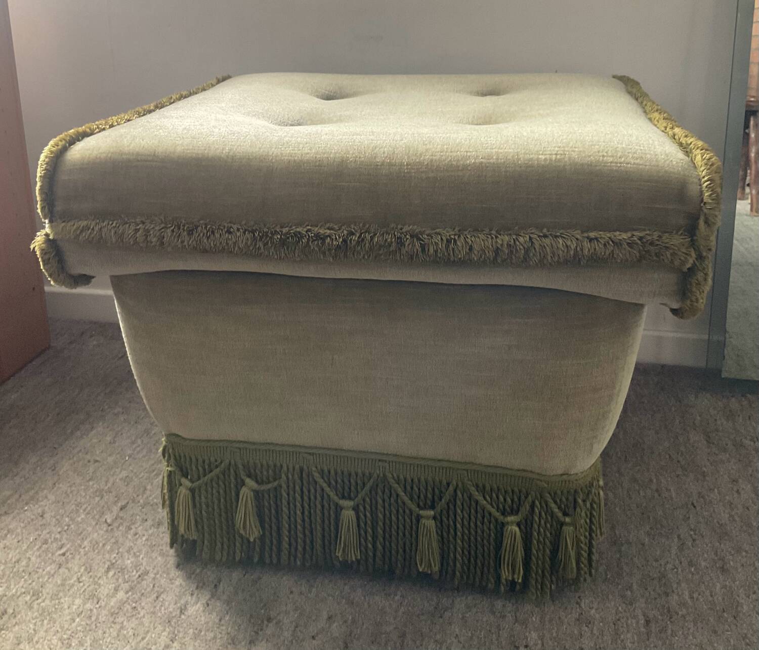 Pouf, ottoman XL vintage en velours vert à franges