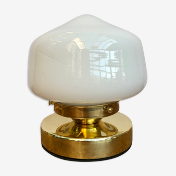 Lampe à poser globe vintage en opaline blanche