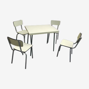 Table de cuisine avec ses chaises