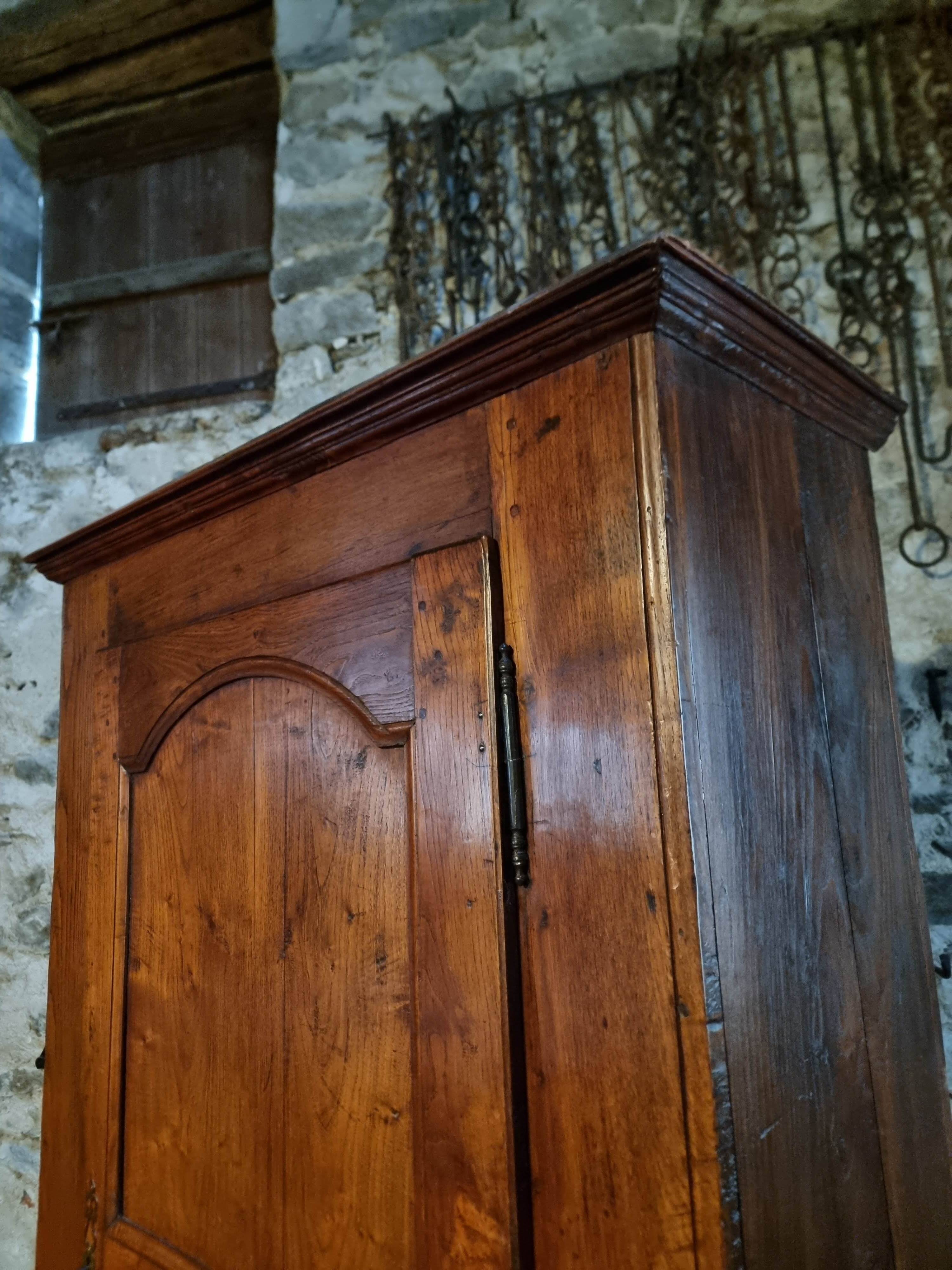 Armoire ancienne – bonnetière française du XVIIIe siècle en châtaignier avec serrure et clé d'origine