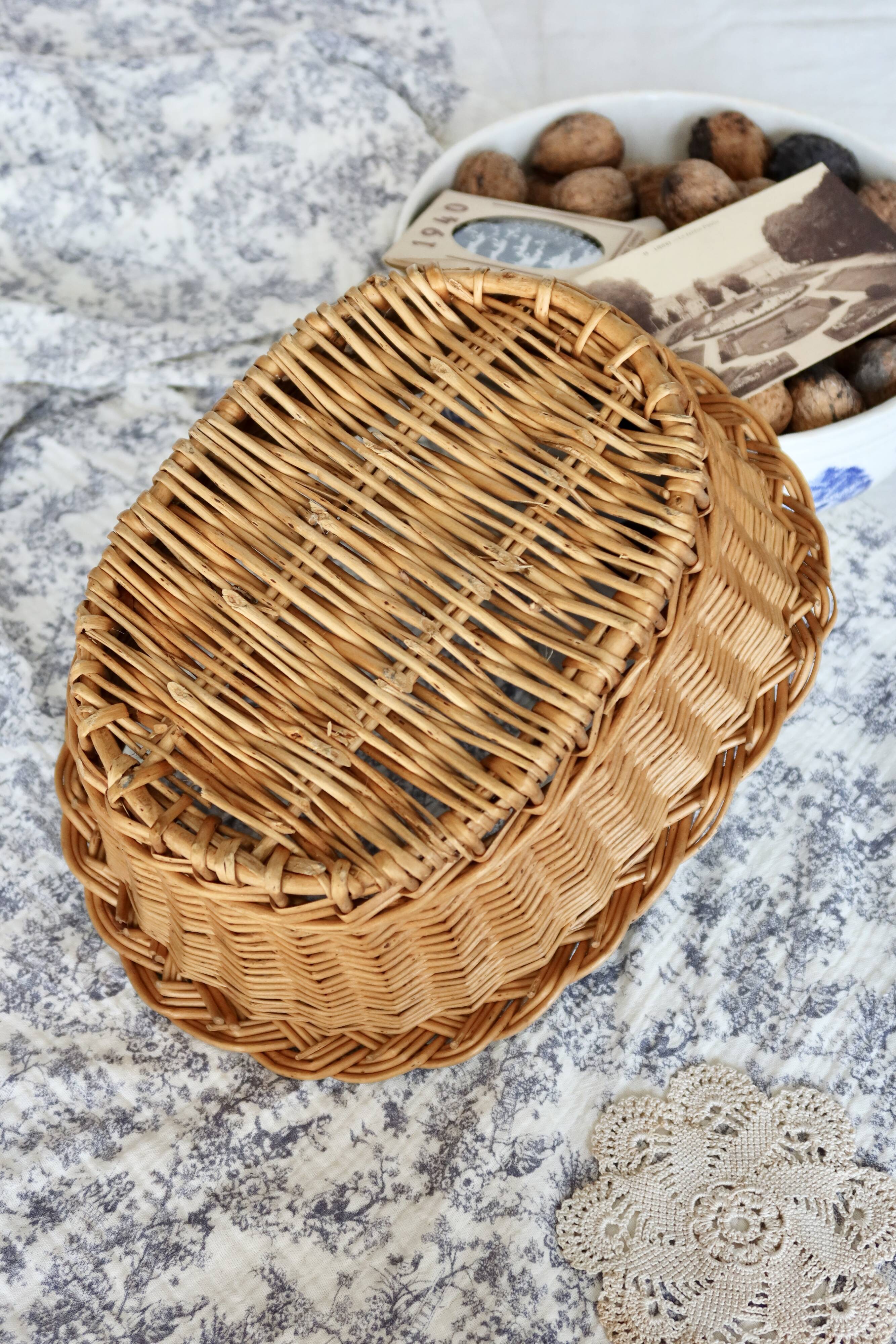 Vintage oval woven wicker basket with thick braided edge