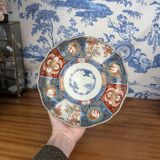 Assiette en porcelaine Imari signée à décor japonisant lacustre et biche, XIXème s.