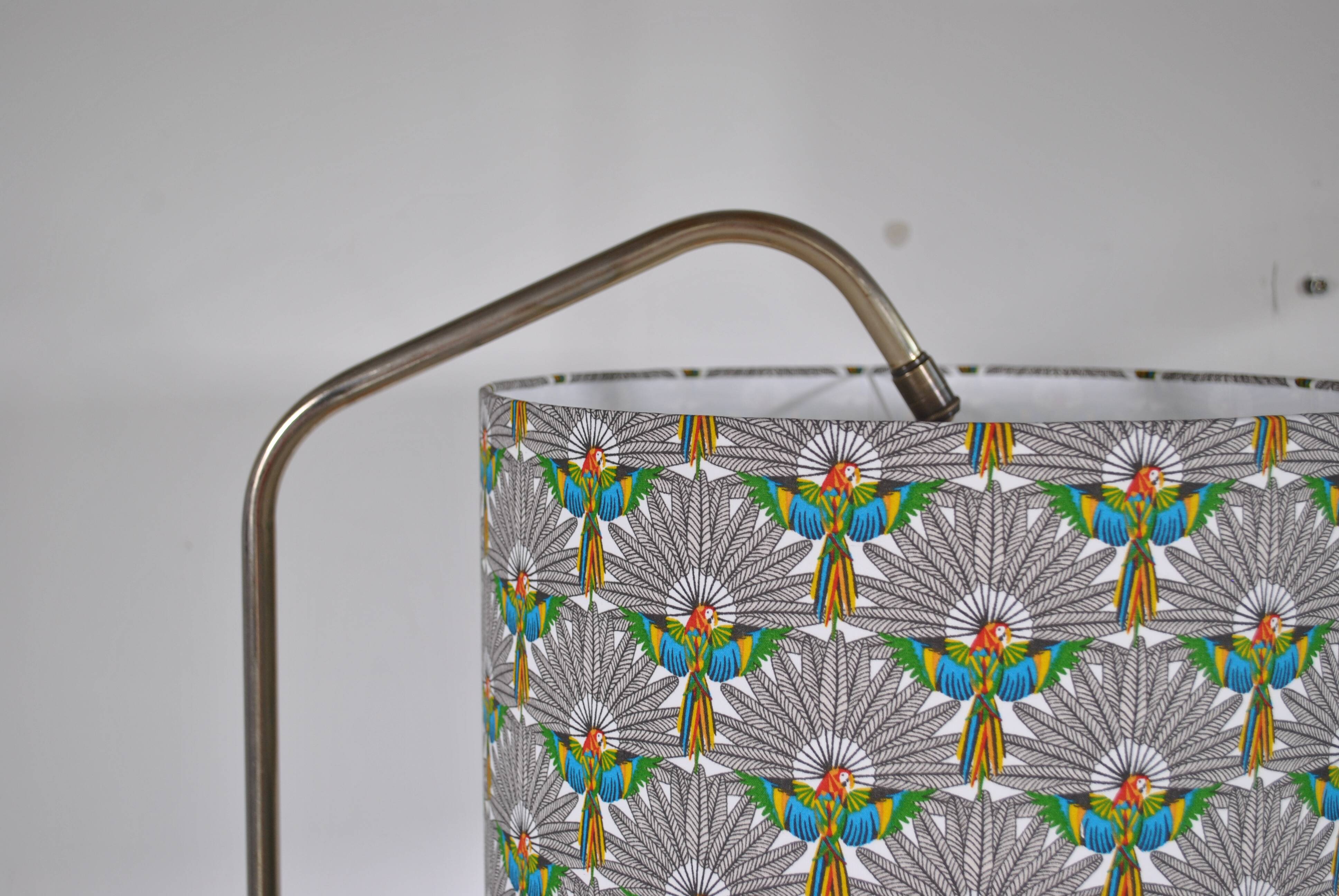 Smooth floor lamp magazine holder