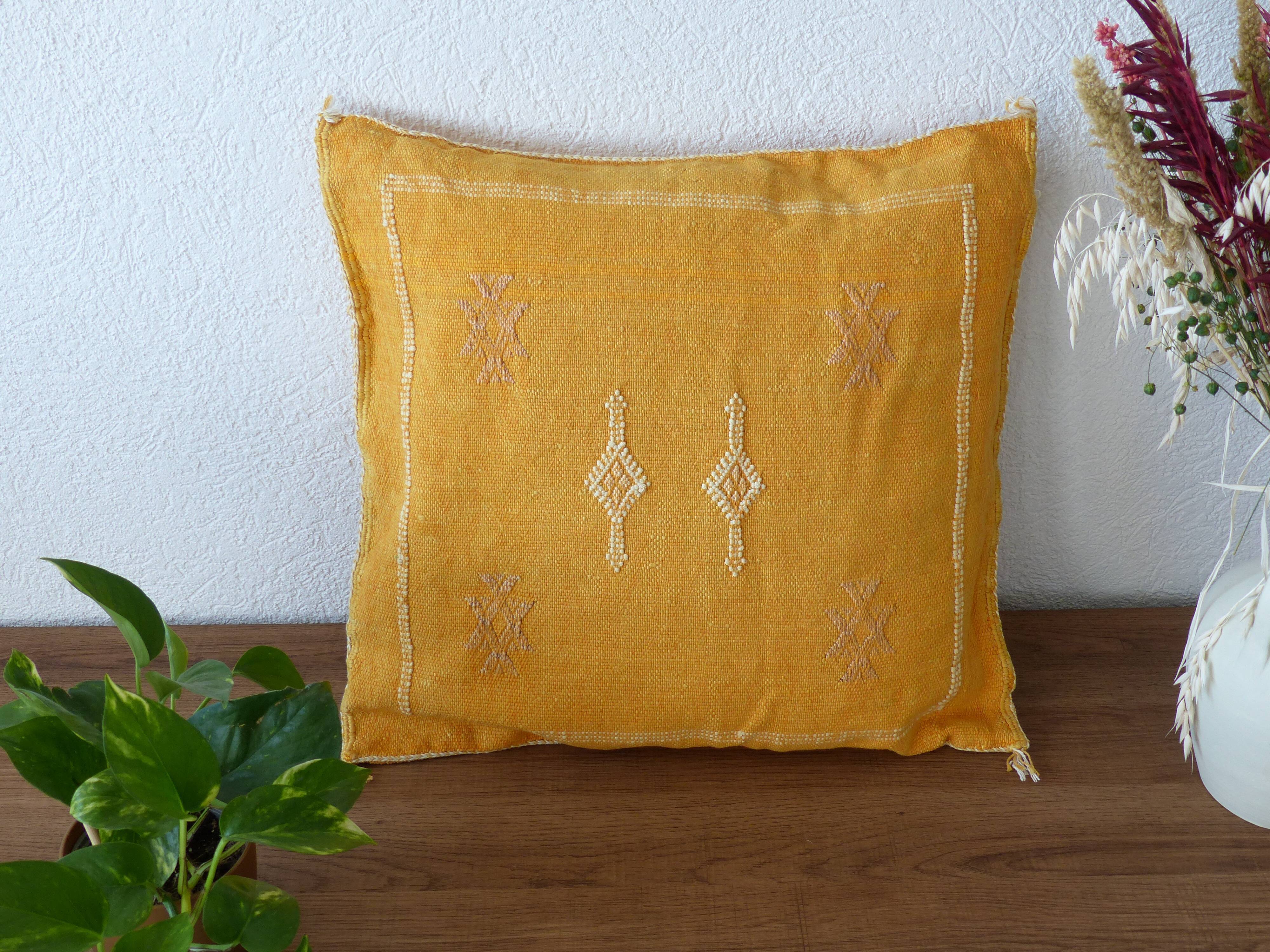 Coussin marocain jaune en soie de cactus