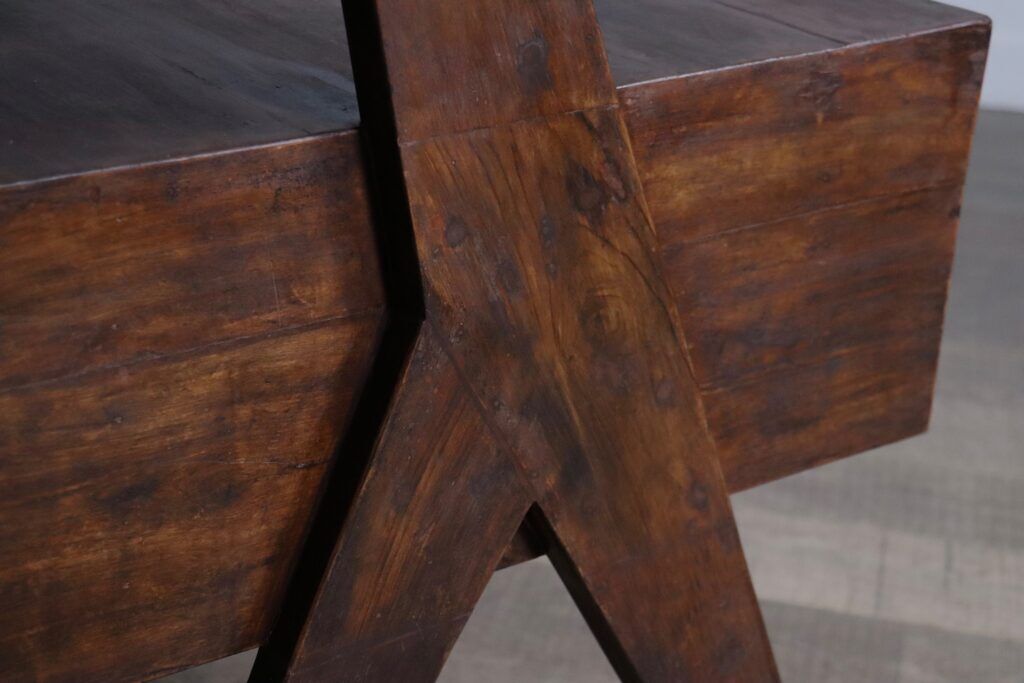 Bureau Pierre Jeanneret avec lampe intégrée, Chandigarh, années 1950