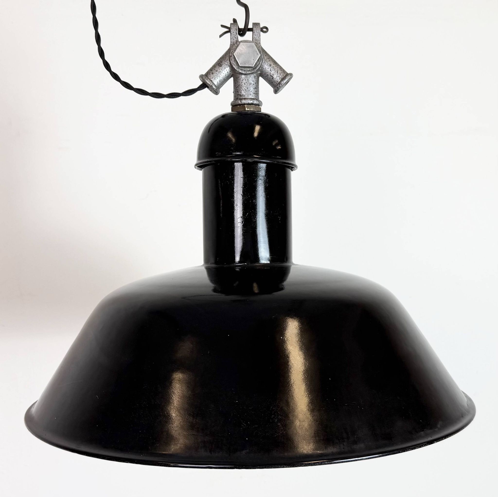 Lampe suspendue industrielle en émail noir de AEG, années 1930