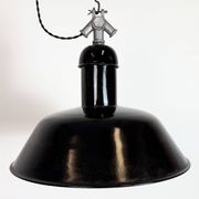 Lampe suspendue industrielle en émail noir de AEG, années 1930