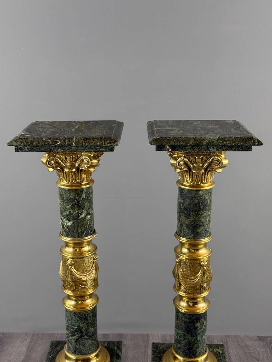 Pair of green marble columns, gilded bronze and gilded brass, 20th Century