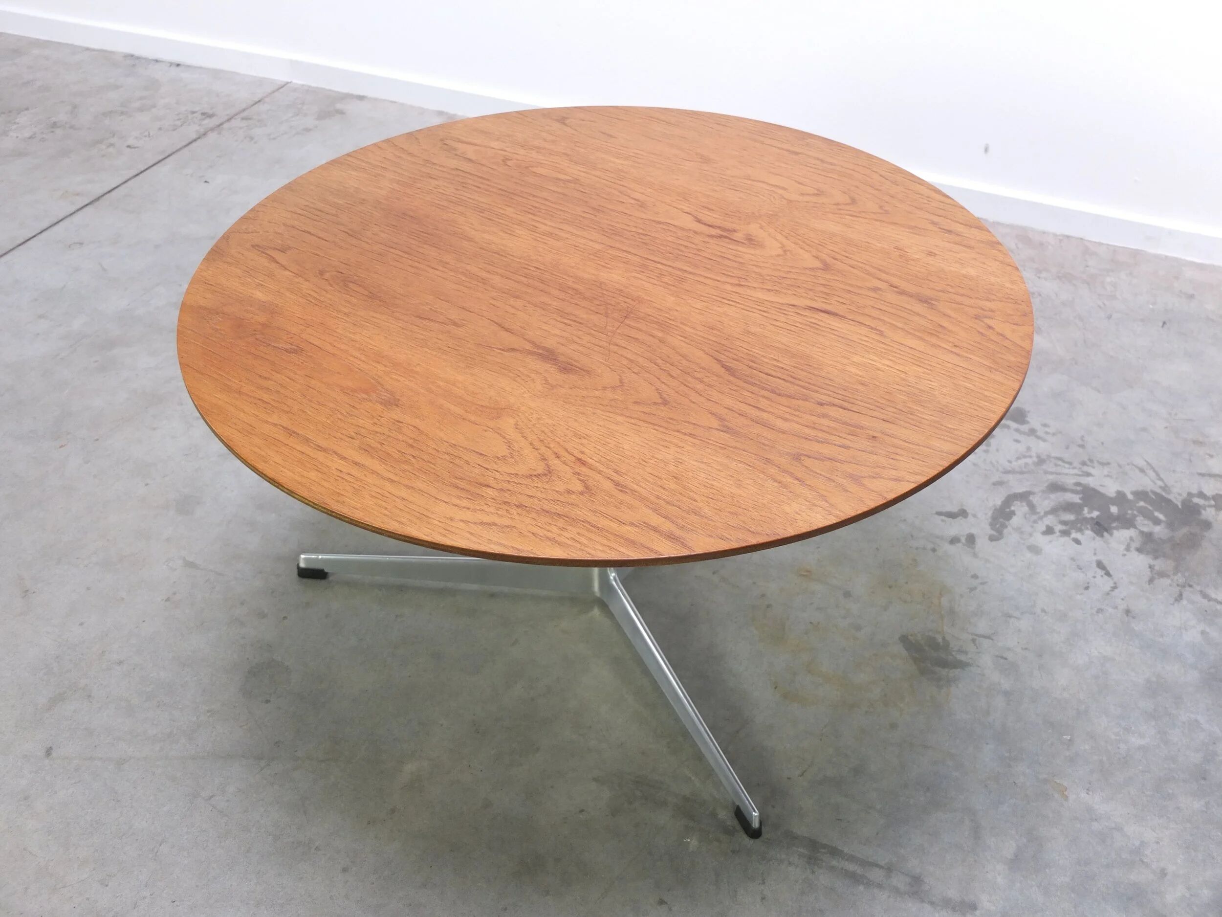 Circular coffee table in oak by Arne Jacobsen for Fritz Hansen, 1960s