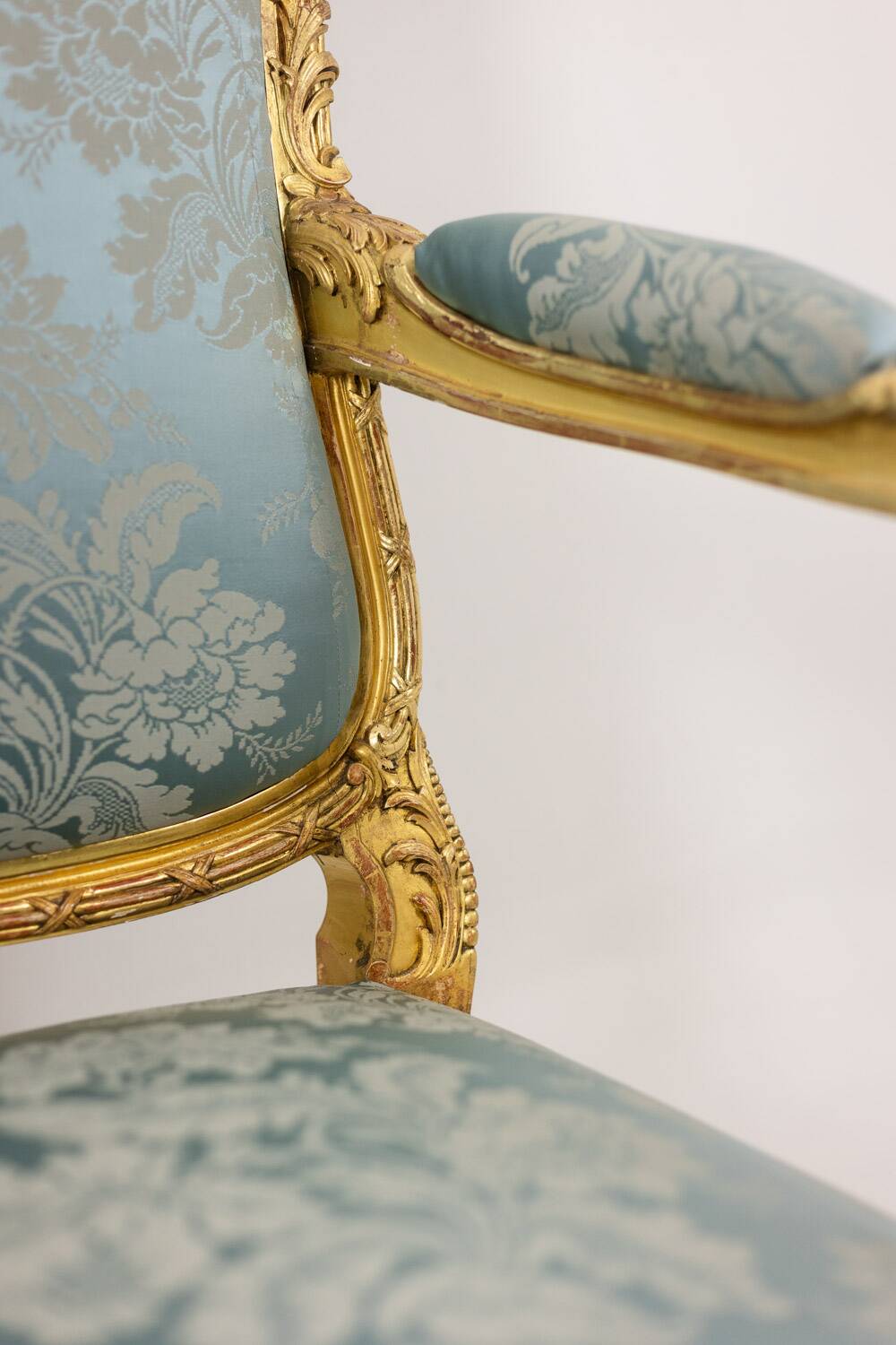 Salon de style Louis XV à chassis en bois doré. Circa 1880.