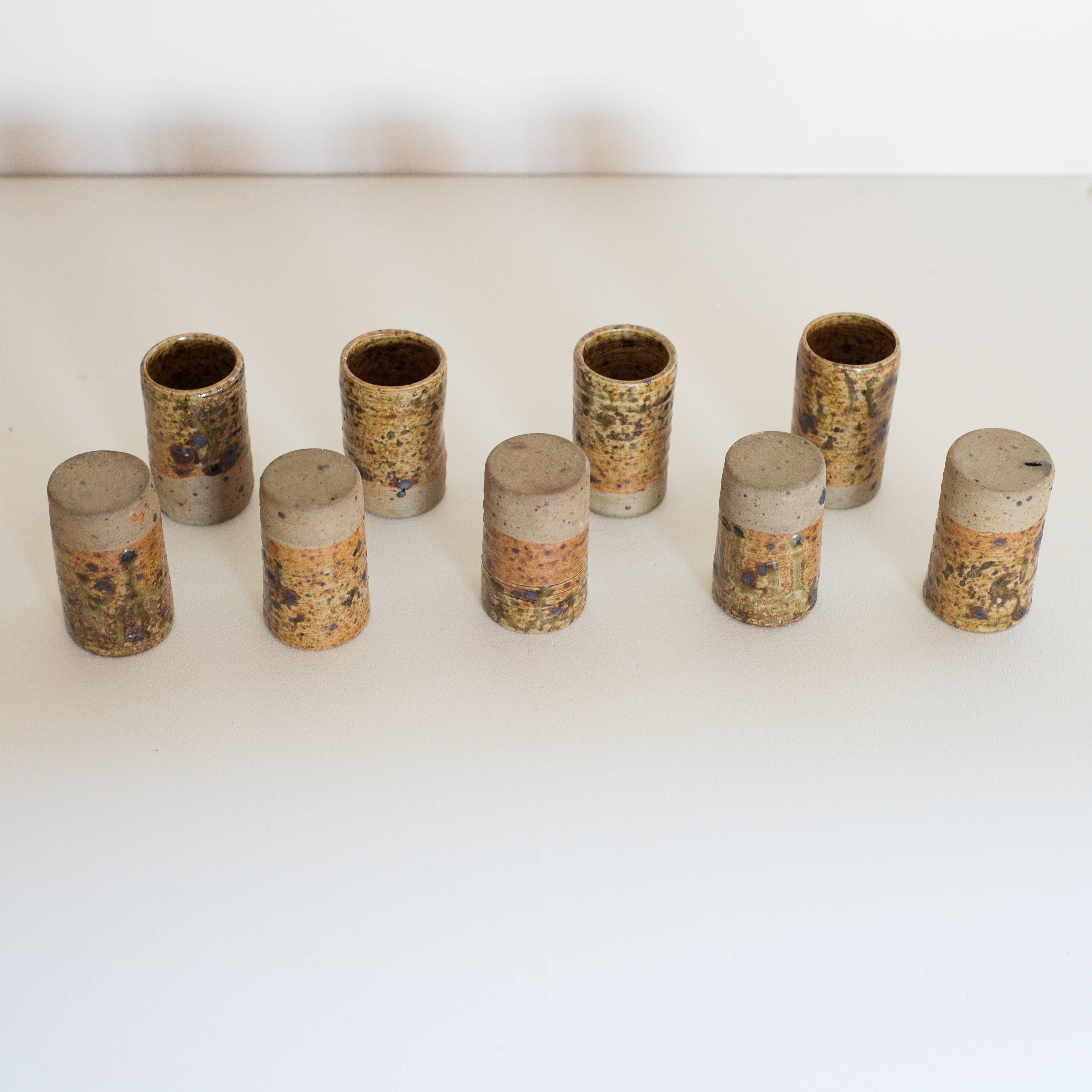 Lot de 9 verres à liqueur ou shot en grès pyrité