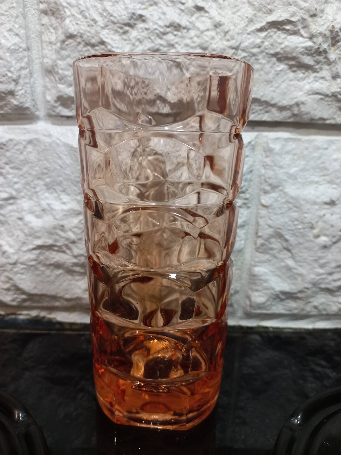 Vase en verre rose