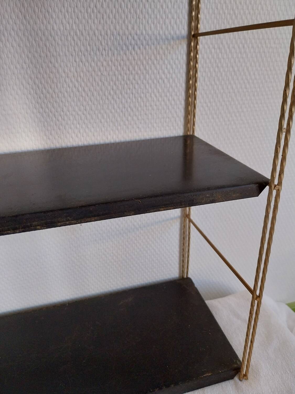 Metal string shelf