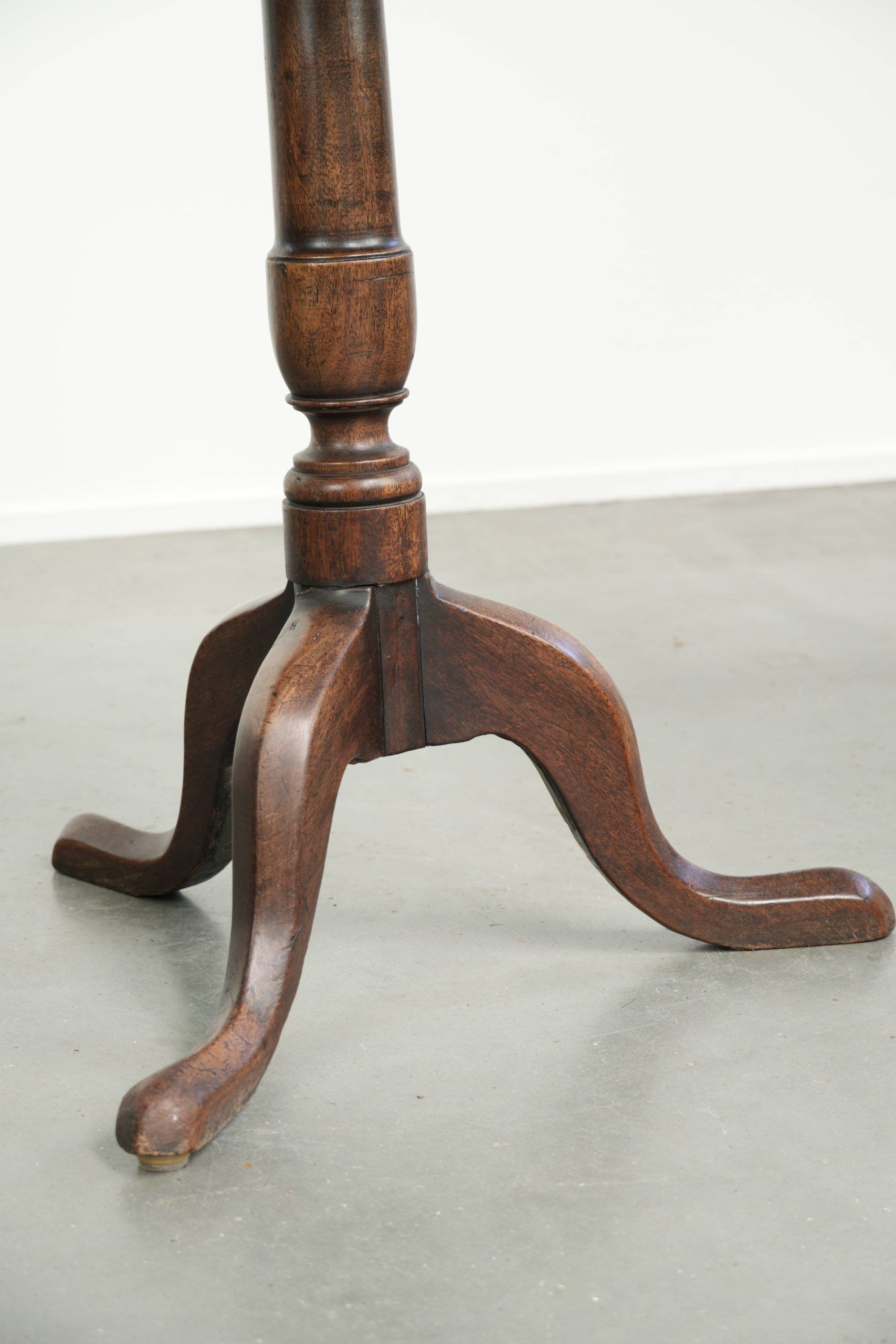 Table d'appoint / table d'angle inclinable anglaise du XVIIIe siècle