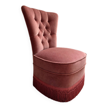 Vintage tufted armchair in old rose velvet, decorative and full of charm.