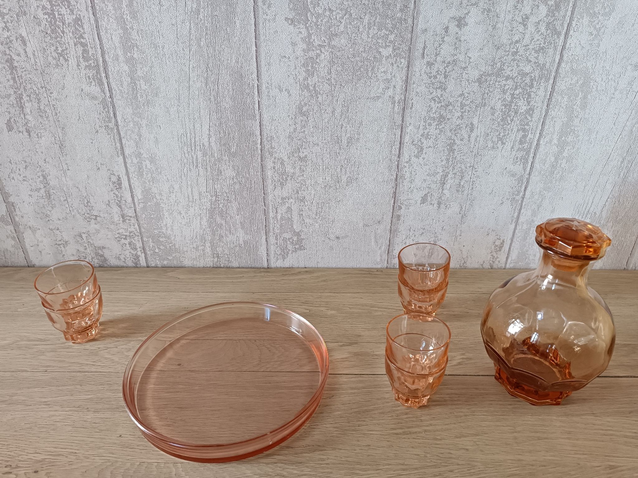 Complete liqueur service in rosaline