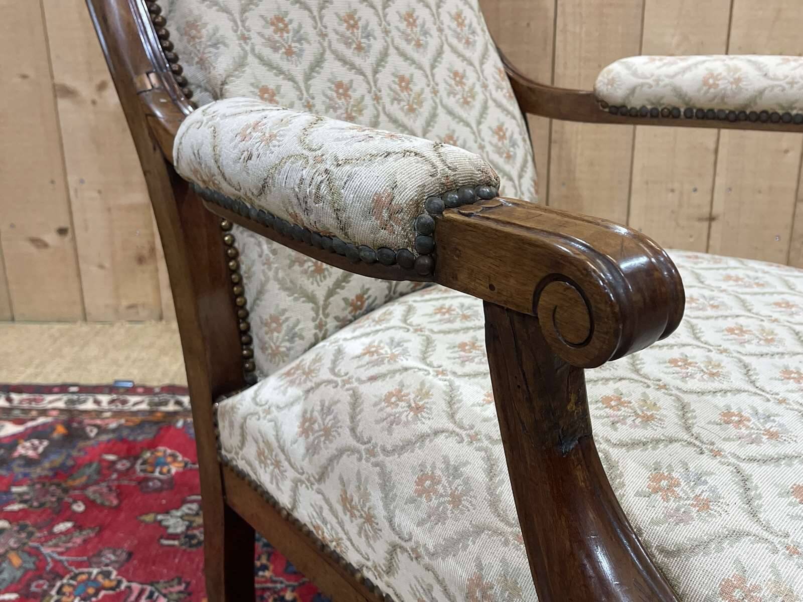 19th century Voltaire armchair in walnut - L=68cm, D=78cm, H=1m07, seat H=40cm.