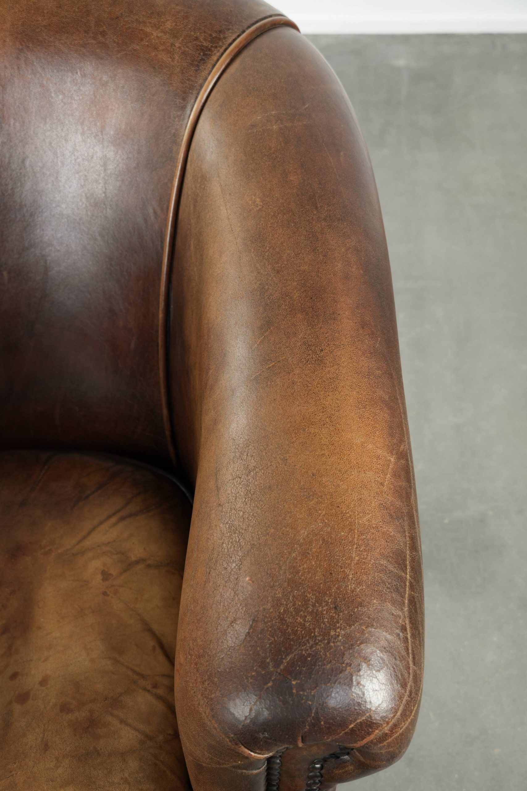 Fauteuil club en cuir de mouton vintage