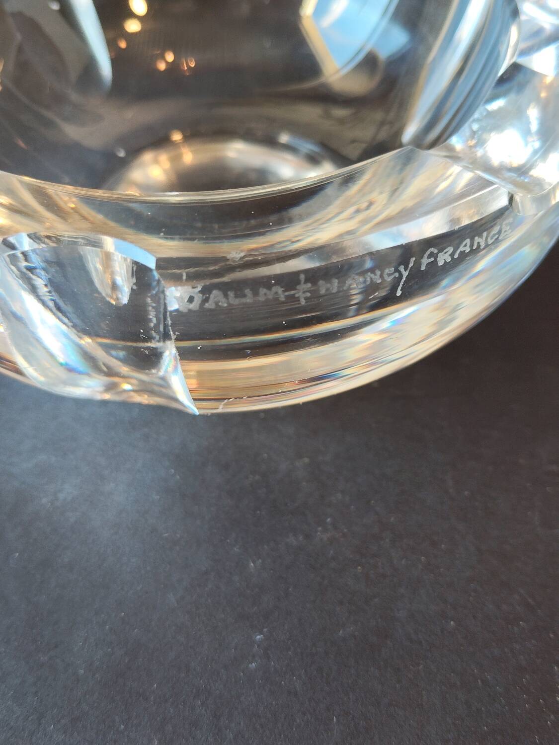 Cendrier moderniste en cristal signé Daum Nancy France avec pilon