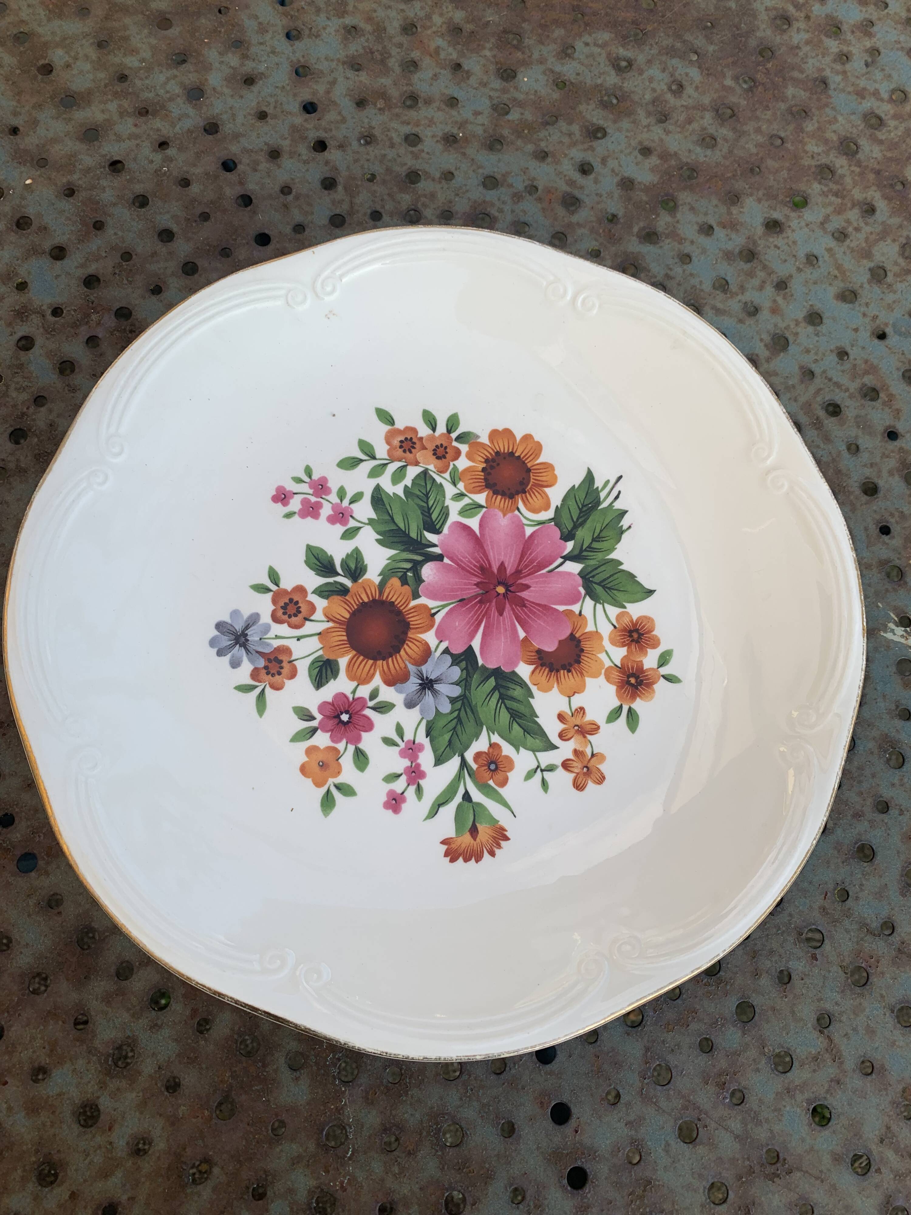 Plat a gateaux en faience, GIEN France, motif floral, fleurs très colorées, art de la table, vintage