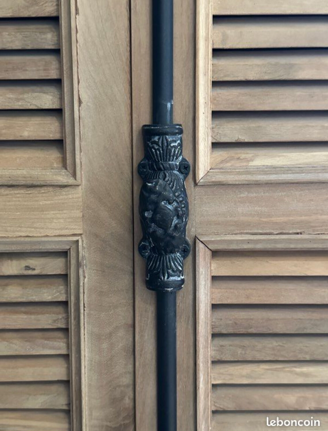 Armoire motif persienne et crémone métal