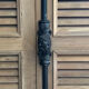 Armoire motif persienne et crémone métal